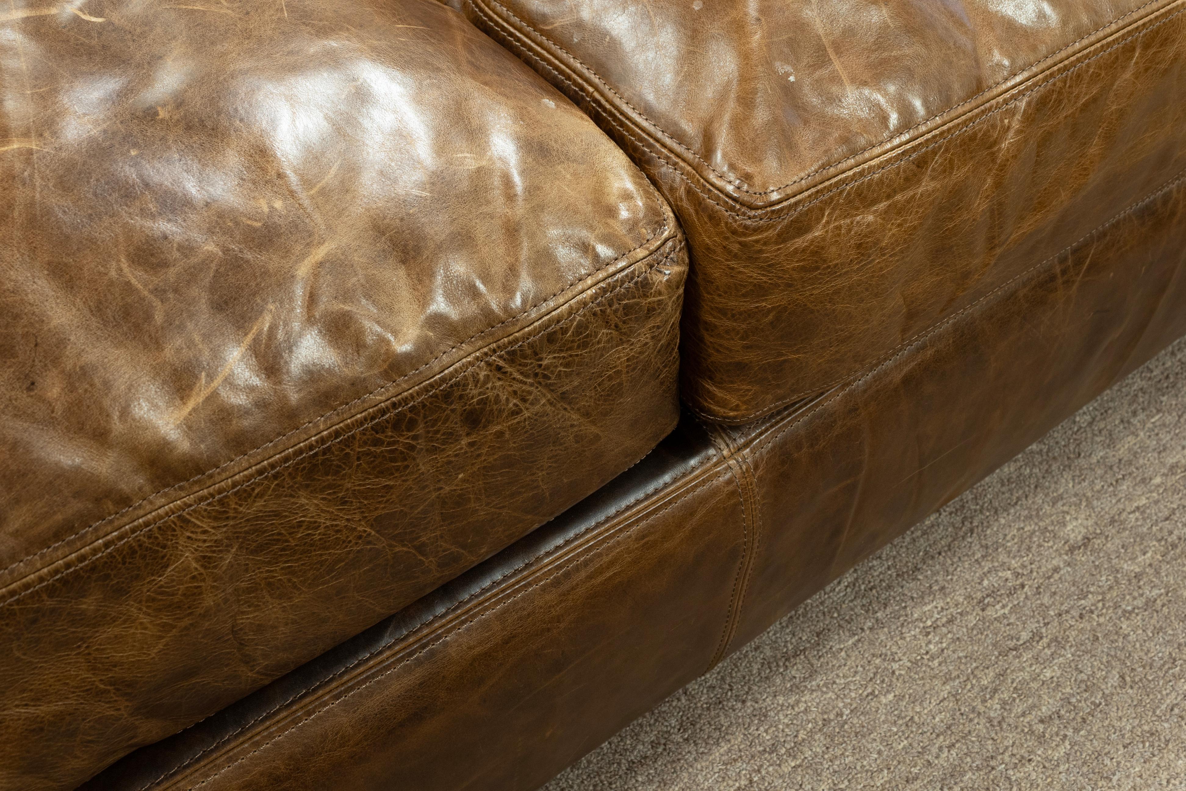 20ième siècle Restoration Hardware Canapé Classic Leather en cuir cacao italien vieilli en vente