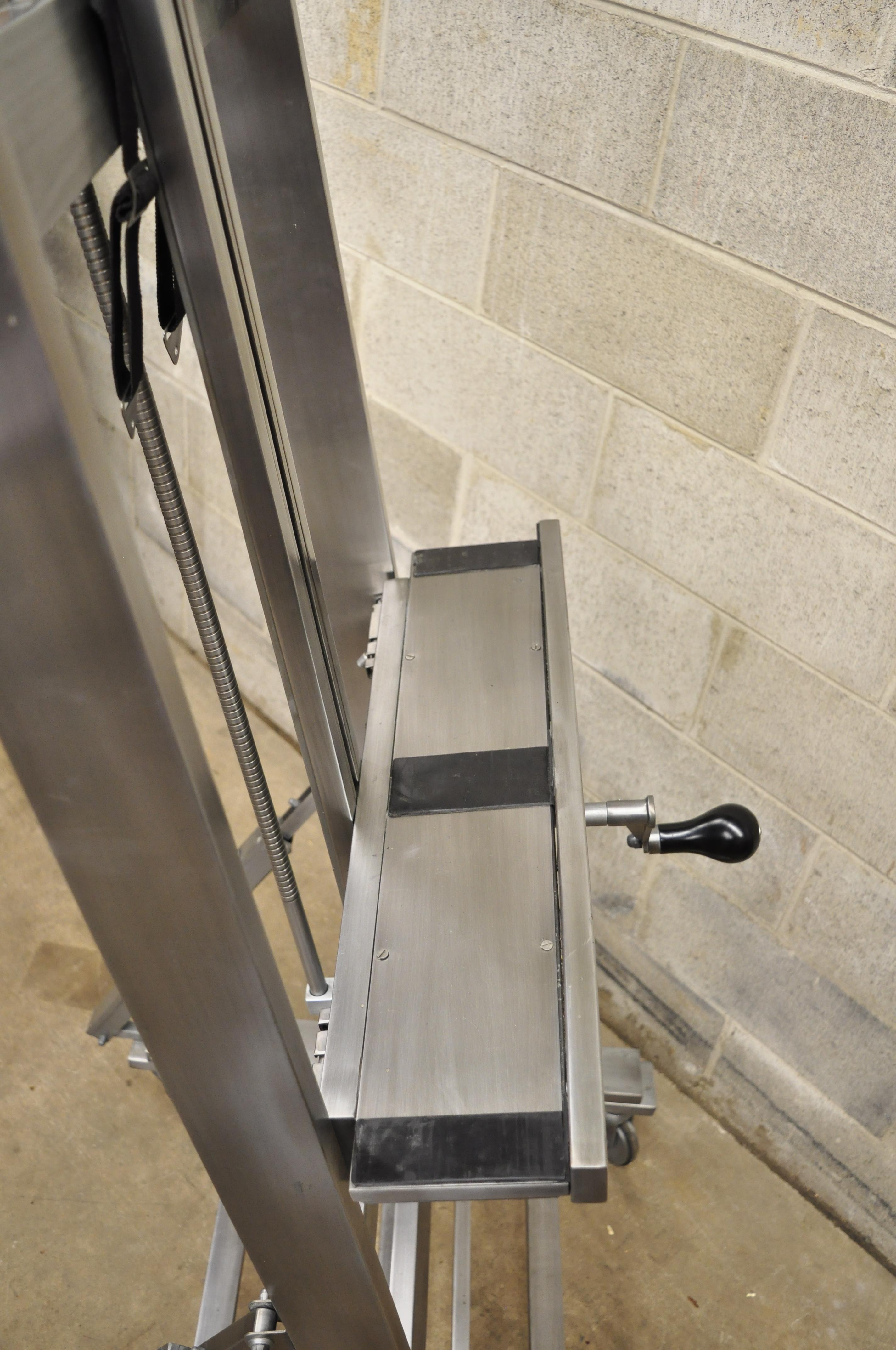 XXIe siècle et contemporain Ferrures de restauration pour chevalet de télévision en acier inoxydable, moderne et industriel