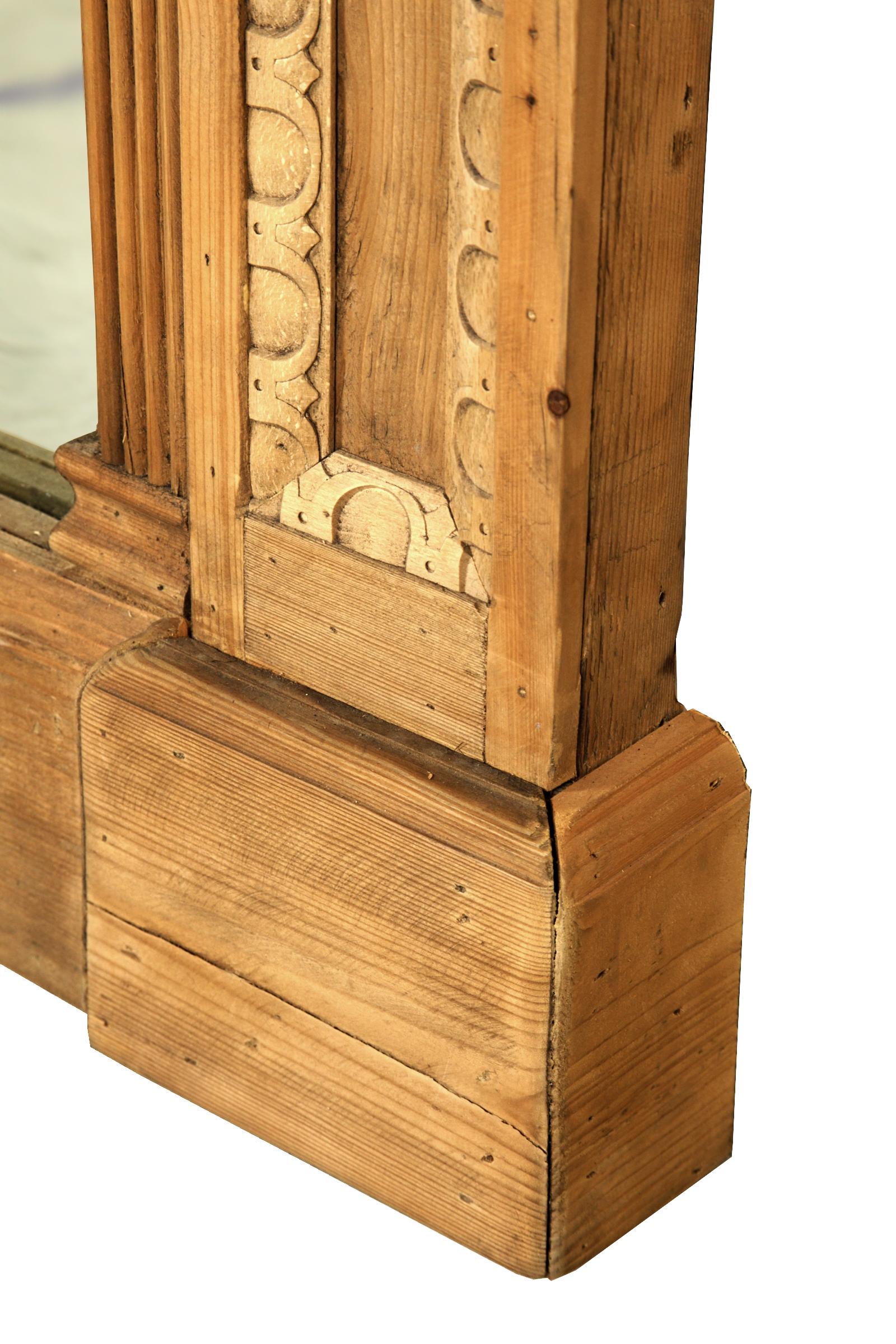 Restoration Hardware Hand geschnitzt Entablature Leaner Spiegel (Neoklassisch)