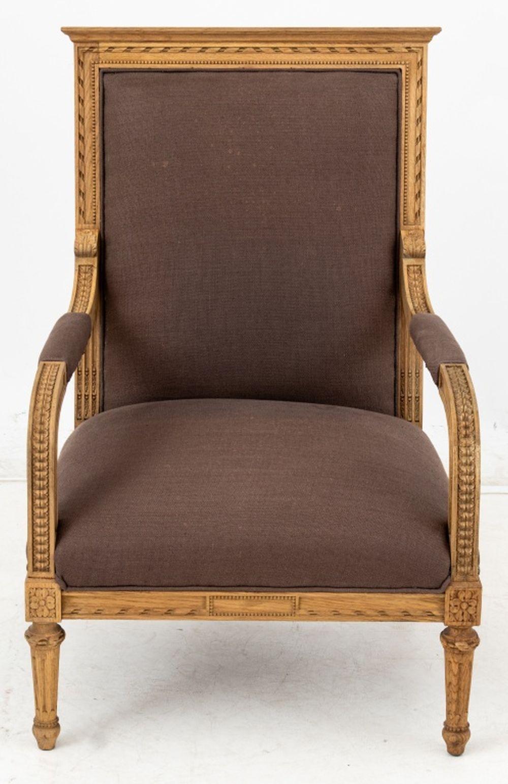 Sillón Restoration Hardware Giltwood estilo Luis XVI, tapizado en lino gris en el asiento y los brazos, con la etiqueta 