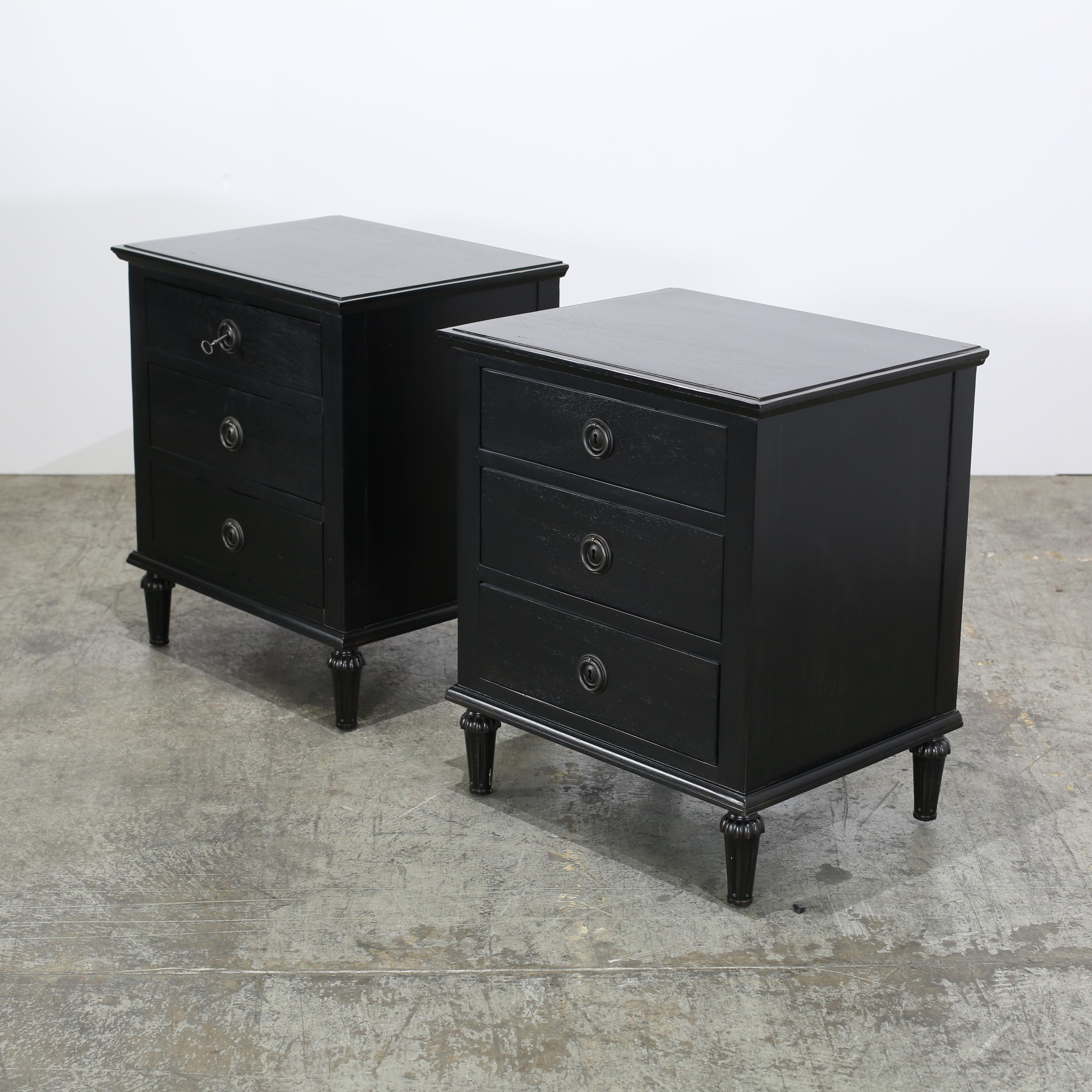 Restoration Hardware Maison 24 Zoll geschlossen Nachttisch, Satz von zwei (Moderne) im Angebot