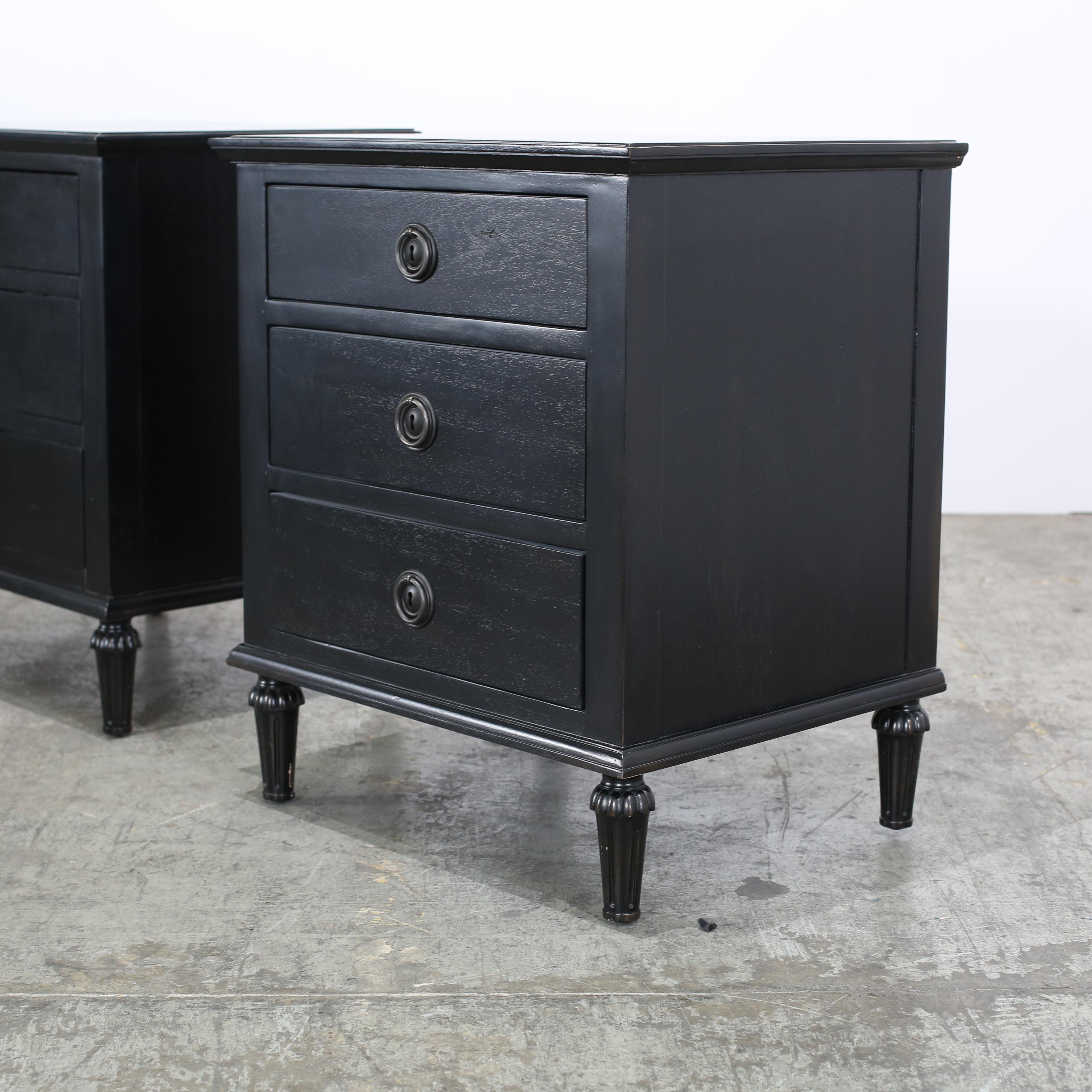 Restoration Hardware Maison 24 Zoll geschlossen Nachttisch, Satz von zwei (amerikanisch) im Angebot