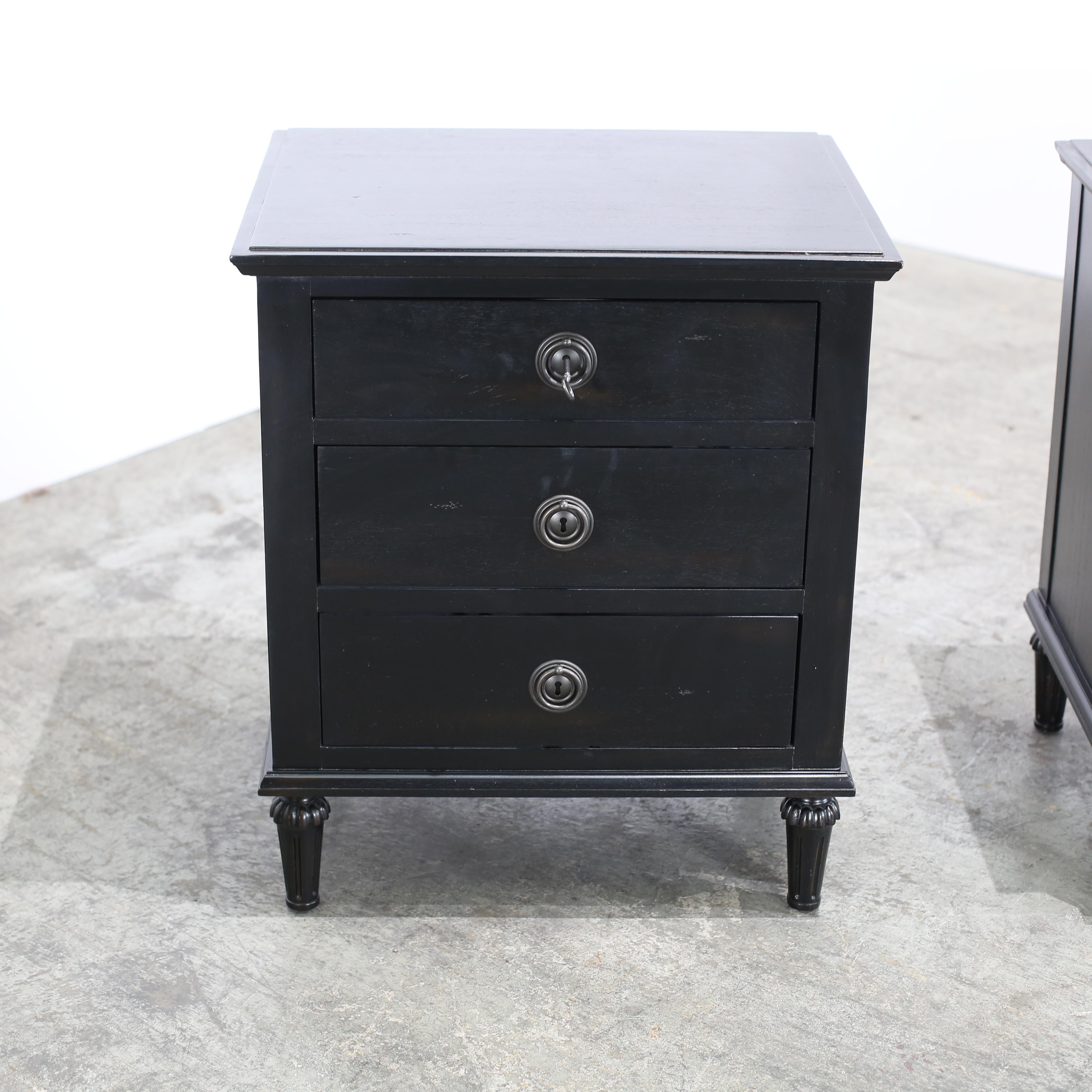 Restoration Hardware Maison 24 Zoll geschlossen Nachttisch, Satz von zwei (18. Jahrhundert und früher) im Angebot