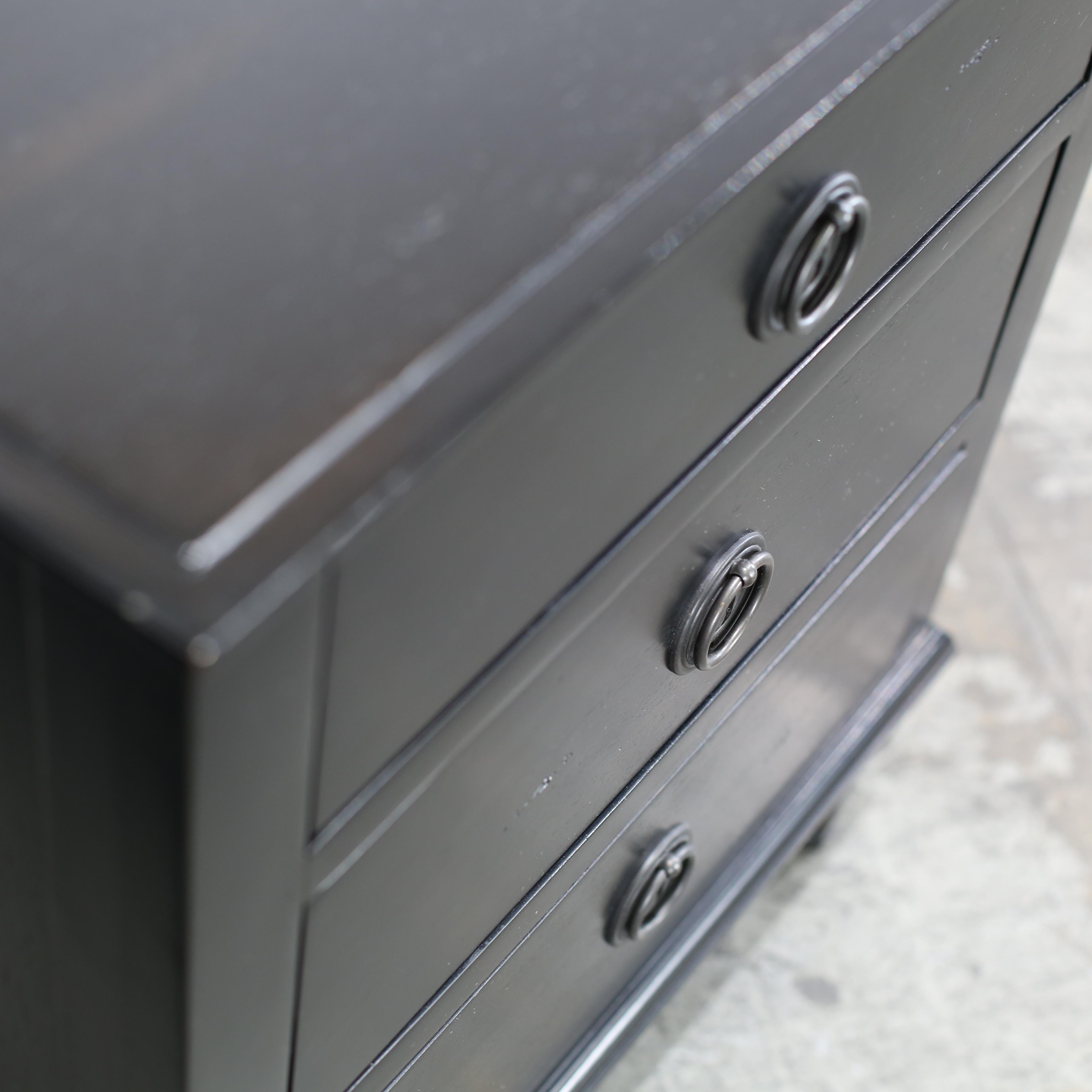 Restoration Hardware Maison 24 Zoll geschlossen Nachttisch, Satz von zwei (Hartholz) im Angebot