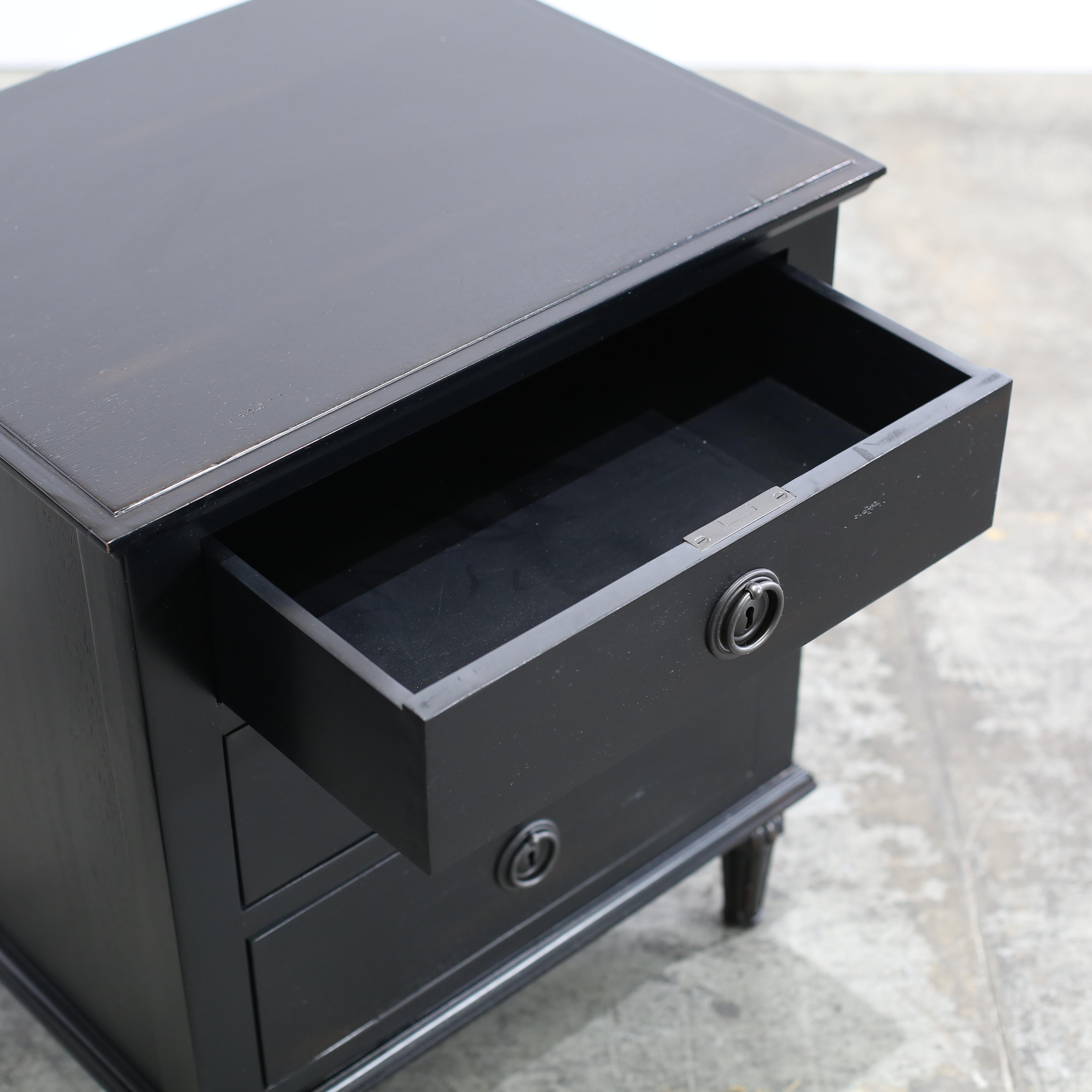 Restoration Hardware Maison 24 Zoll geschlossen Nachttisch, Satz von zwei im Angebot 1