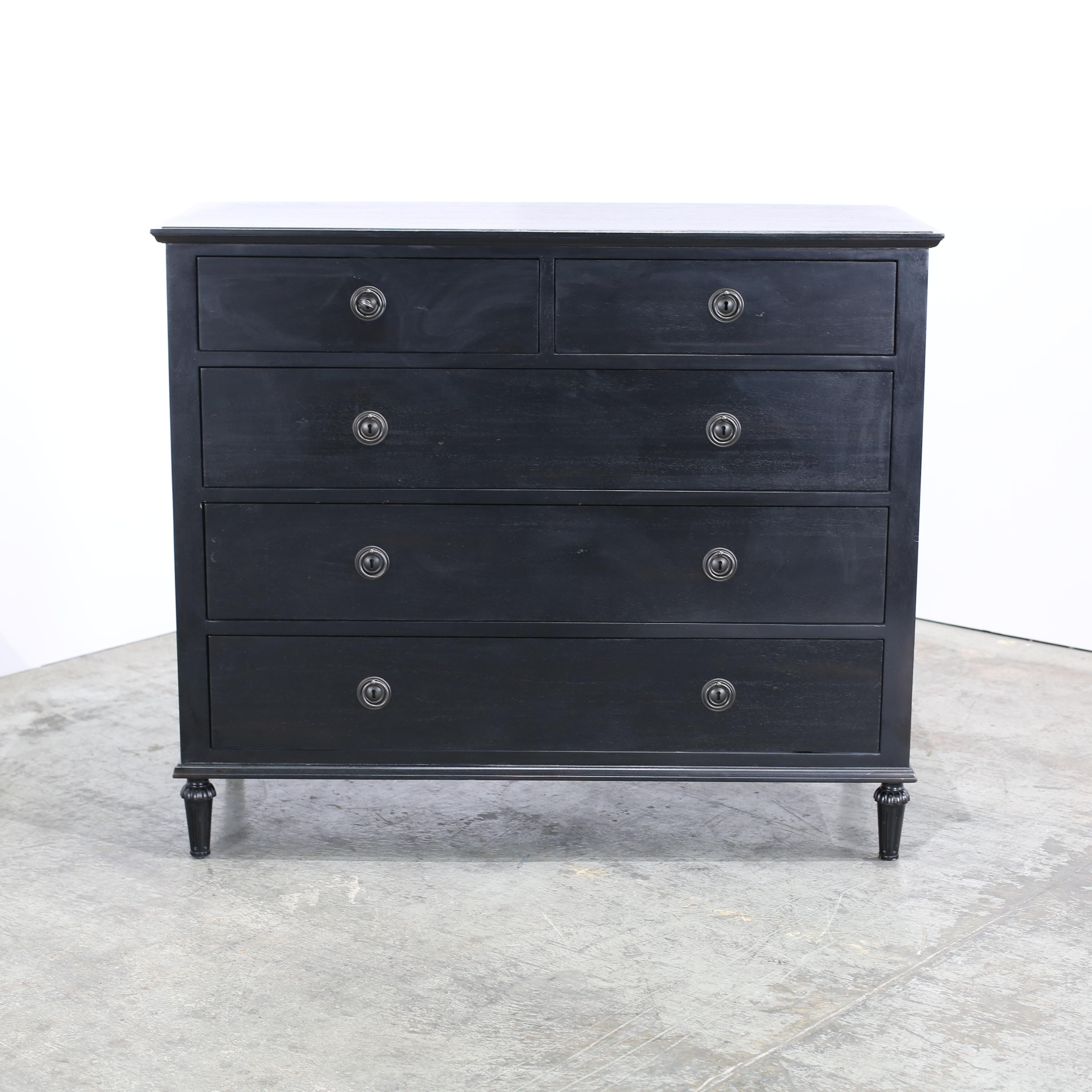 Ti presentiamo il comò a cinque cassetti Maison di Restoration Hardware, un'aggiunta di lusso a qualsiasi camera da letto. Realizzata con materiali di alta qualità, questa cassettiera vanta un design senza tempo che emana eleganza e raffinatezza. I