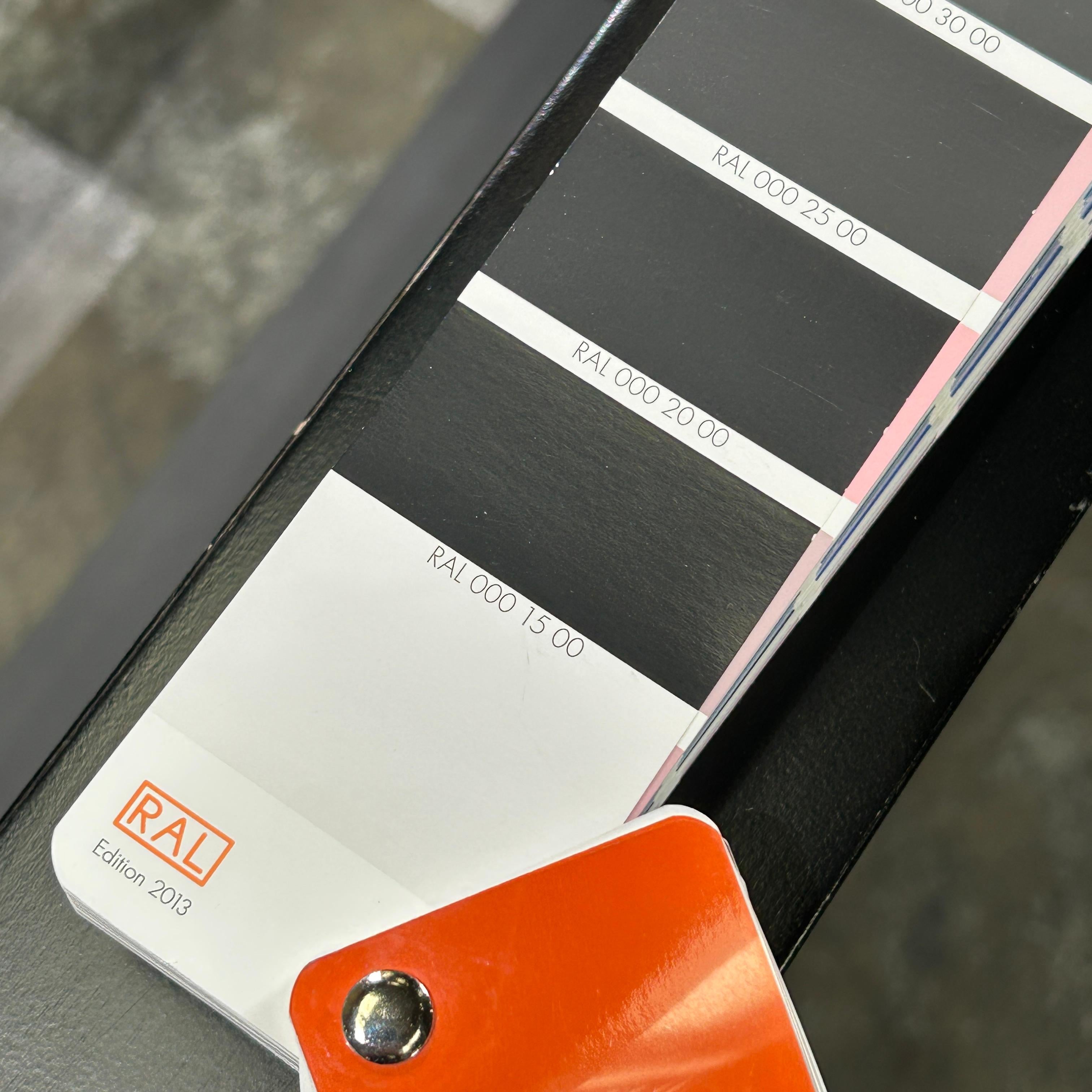 Ti presentiamo il letto a pannello con pediera Maison di Restoration Hardware, un'aggiunta di lusso a qualsiasi camera da letto. Realizzato con materiali di alta qualità, questo letto presenta una testiera e una pediera a pannelli di grande effetto,