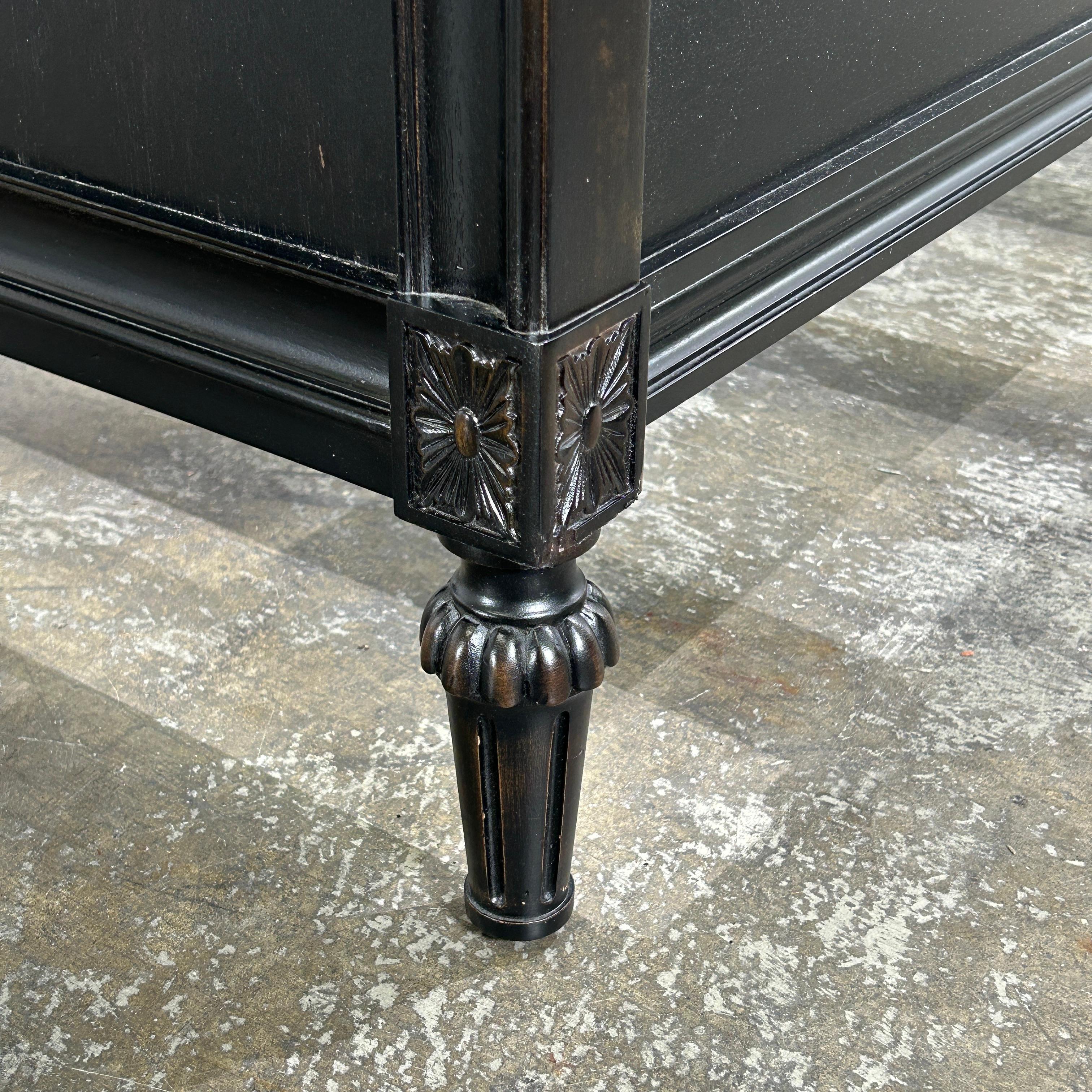 Fino al XVIII secolo Letto a pannello con pediera Maison di Restoration Hardware in vendita