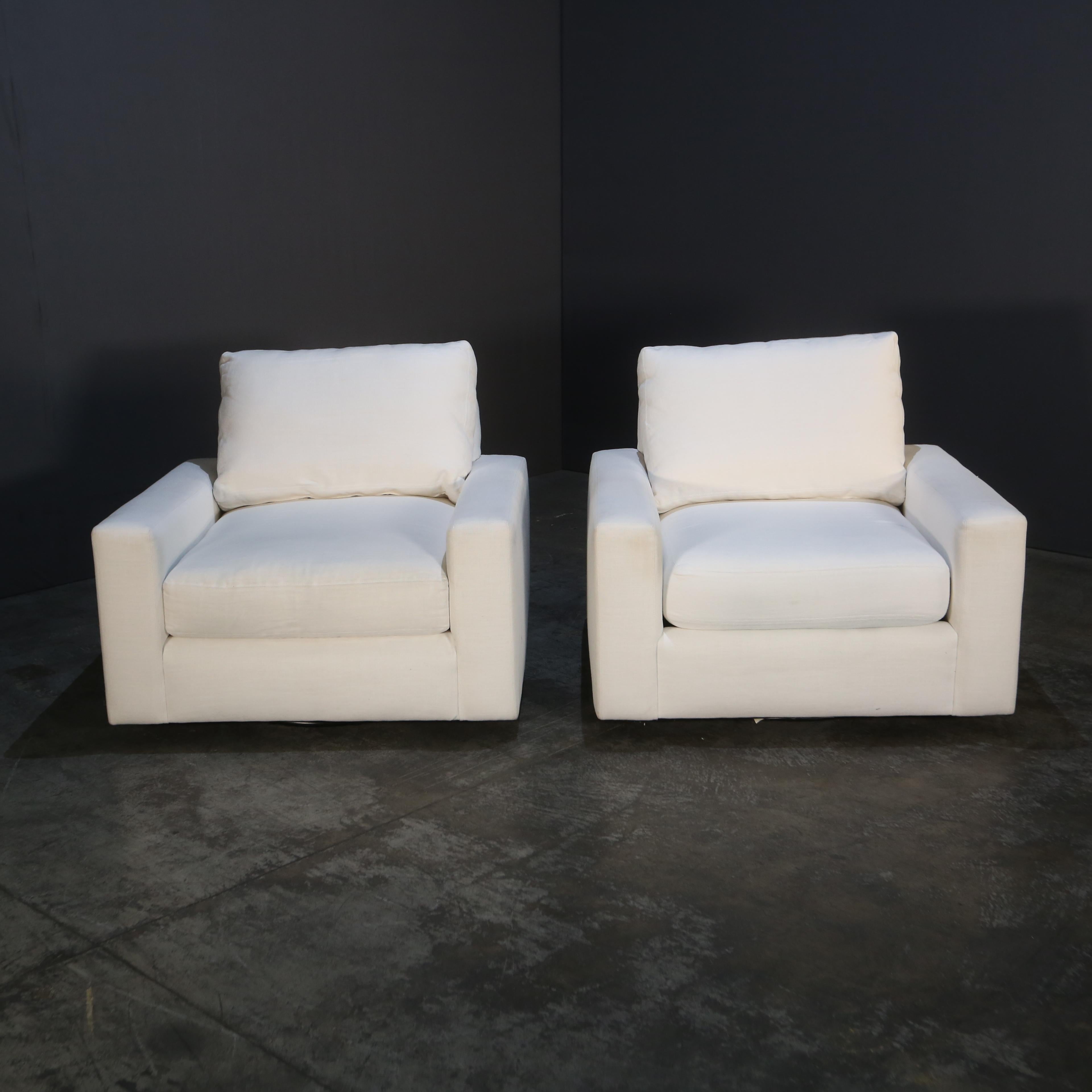 Le fauteuil Maxwell de Restoration Hardware redéfinit le luxe contemporain grâce à son design épuré et minimaliste et à sa fabrication exceptionnelle. Doté de larges accoudoirs et d'un profil bas, ce fauteuil exsude une sophistication sans effort,