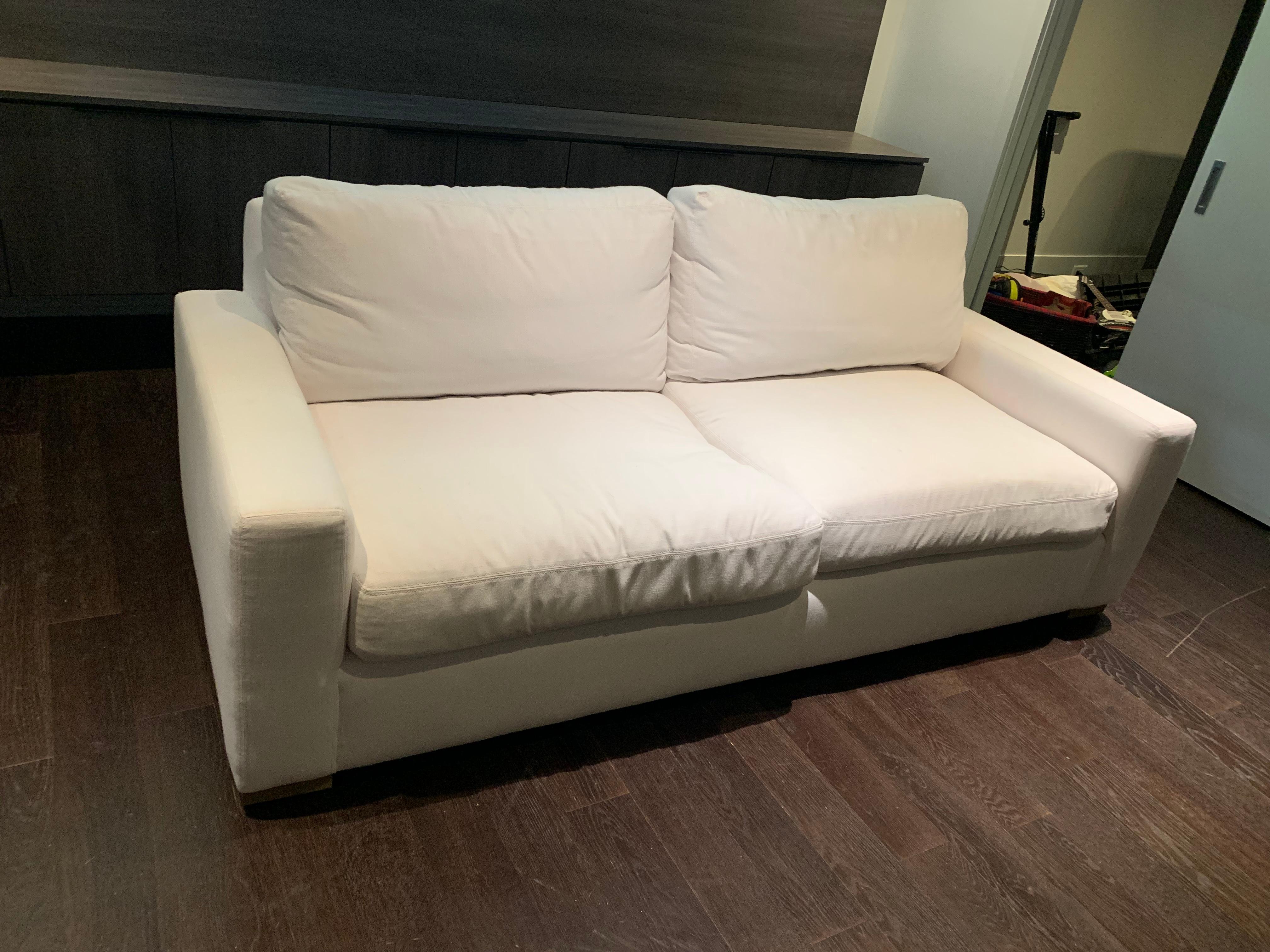 Maxwell 6' sofa in white linen slipcover

Restoration hardware Maxwell sofa in white linen slipcover
72