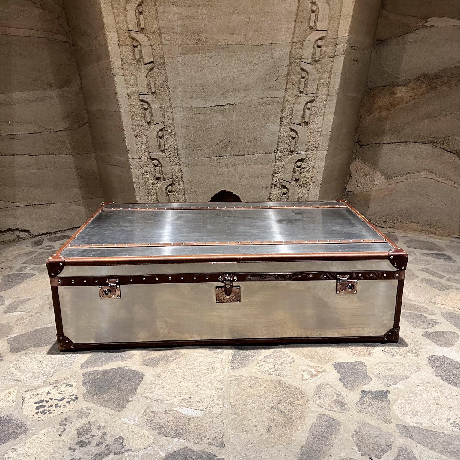 AMBIANIC presents
RH Coffee Table Mayfair Steamer Trunk
By restoration hardware stainless steel with leather strap work and two end drawers
58 long x 39 d x 16.5
Preowned vintage condition
Refer to images listed
LA PS OC delivery available