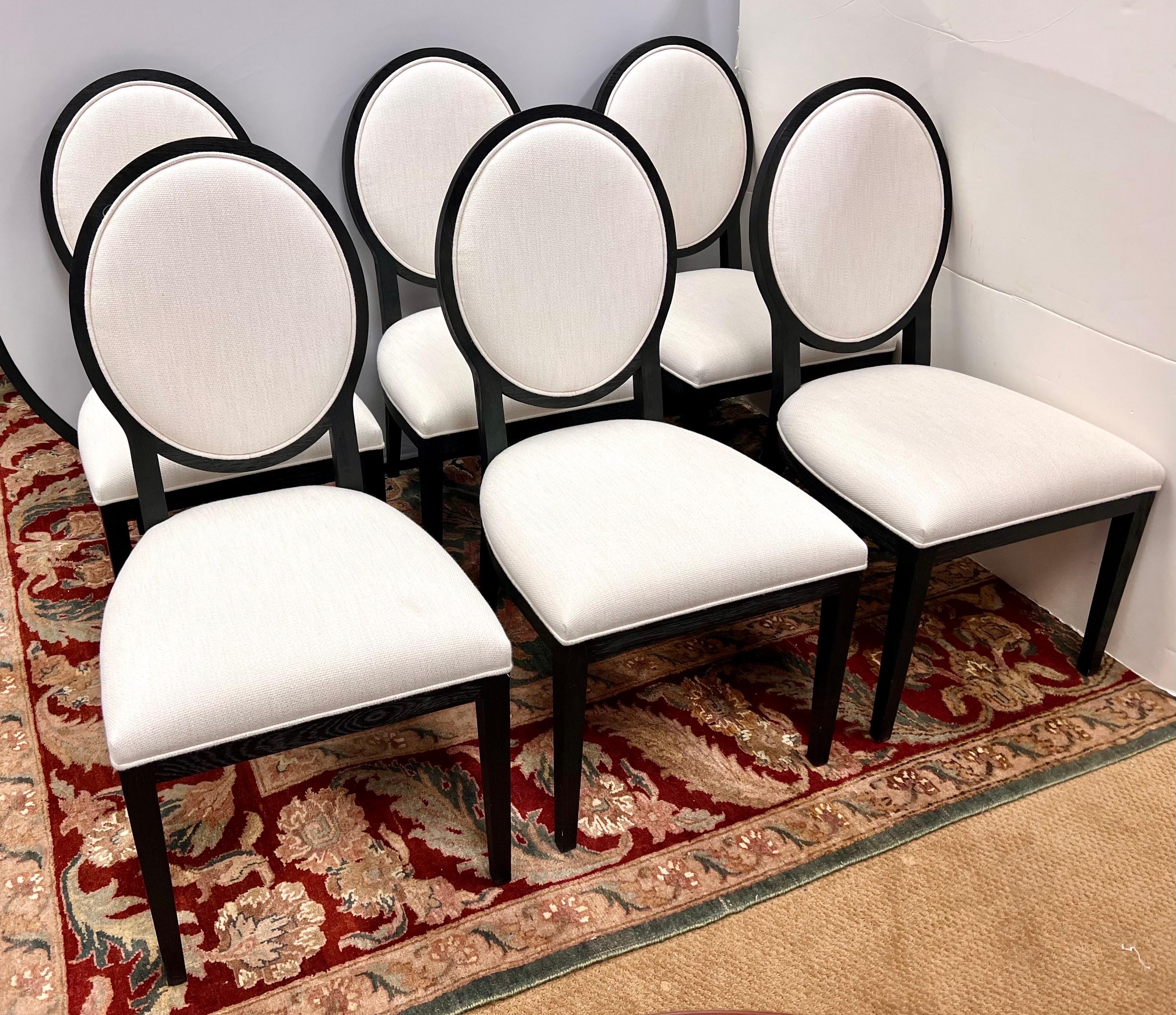 Eleganter Satz von sechs Restoration Hardware Leinen gepolsterte ovale Rückenlehne Esszimmerstühle.  Eine großartige Ergänzung für jeden Wohnstil.  Wir sind an der Ostküste ansässig und arbeiten mit Ihnen bei den Versandkosten und der Logistik