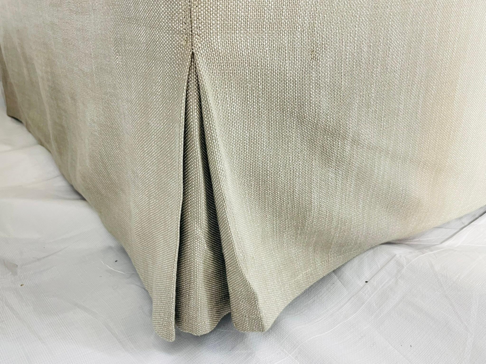 Canapé surdimensionné en lin de Restoration Hardware dans un ton sable neutre en vente 8