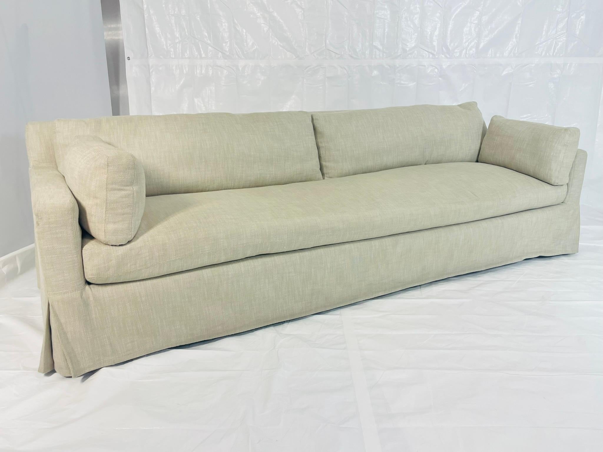 Fait main Canapé surdimensionné en lin de Restoration Hardware dans un ton sable neutre en vente