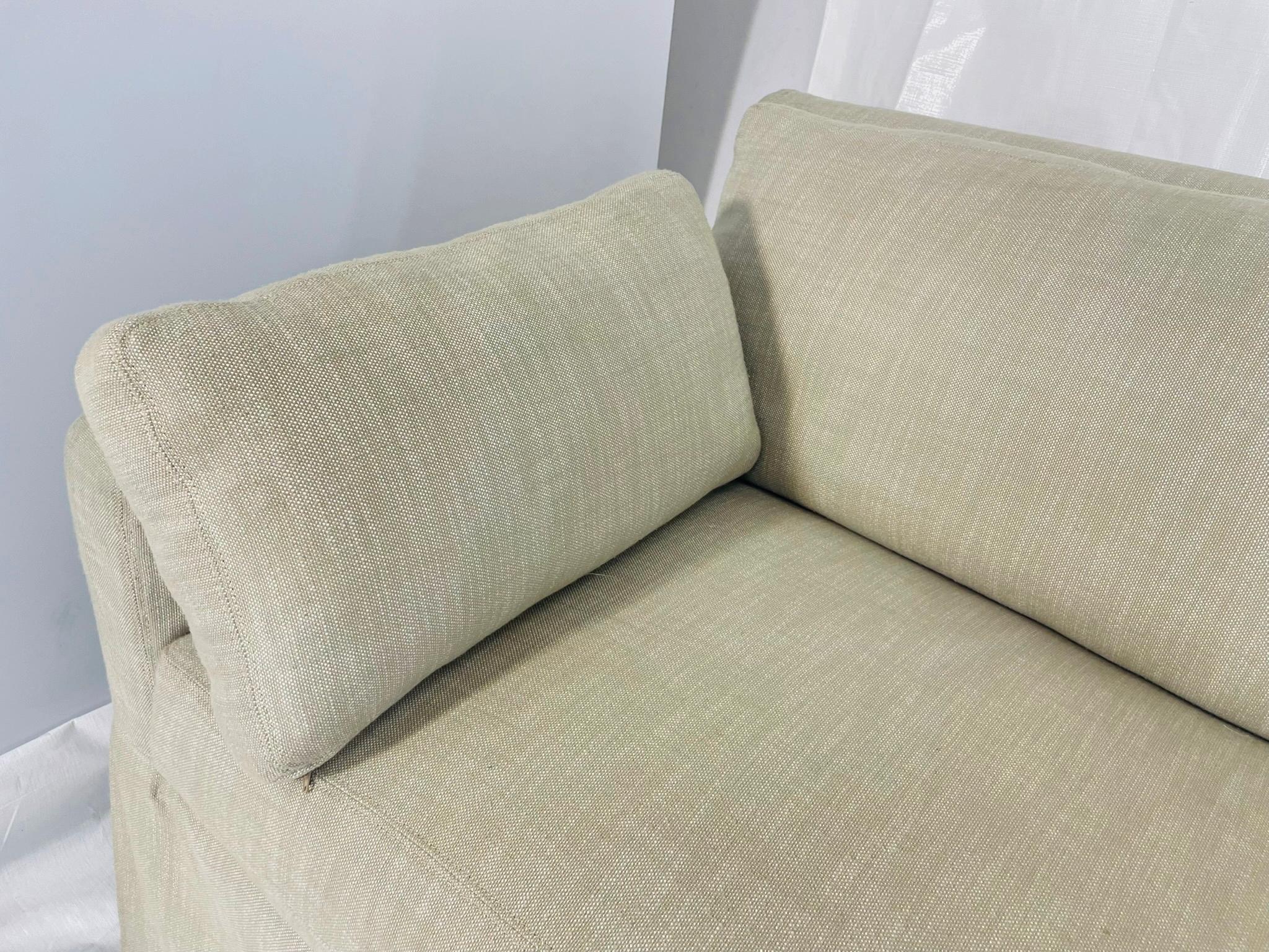 Canapé surdimensionné en lin de Restoration Hardware dans un ton sable neutre en vente 1