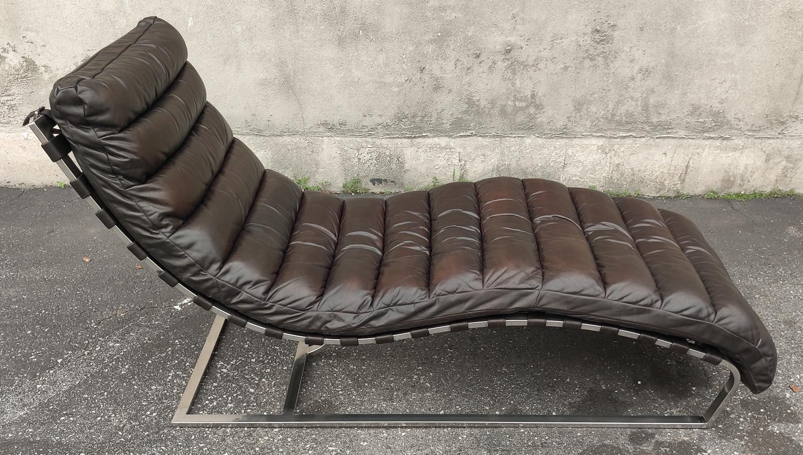 Inspiriert von der klassischen Silhouette der 1960er Jahre, schmiegt sich dieser Stuhl mit seinen anmutigen Kurven dem Körper an und bietet so optimalen Komfort. Die aus schwerem verchromtem Stahl und hochwertigem genähtem Leder gefertigte Liege ist
