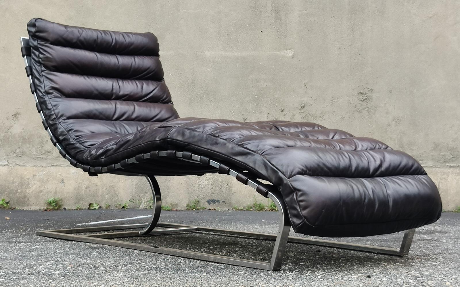 Américain Restoration Hardware Chaise longue en cuir chromé Oviedo Espresso en vente