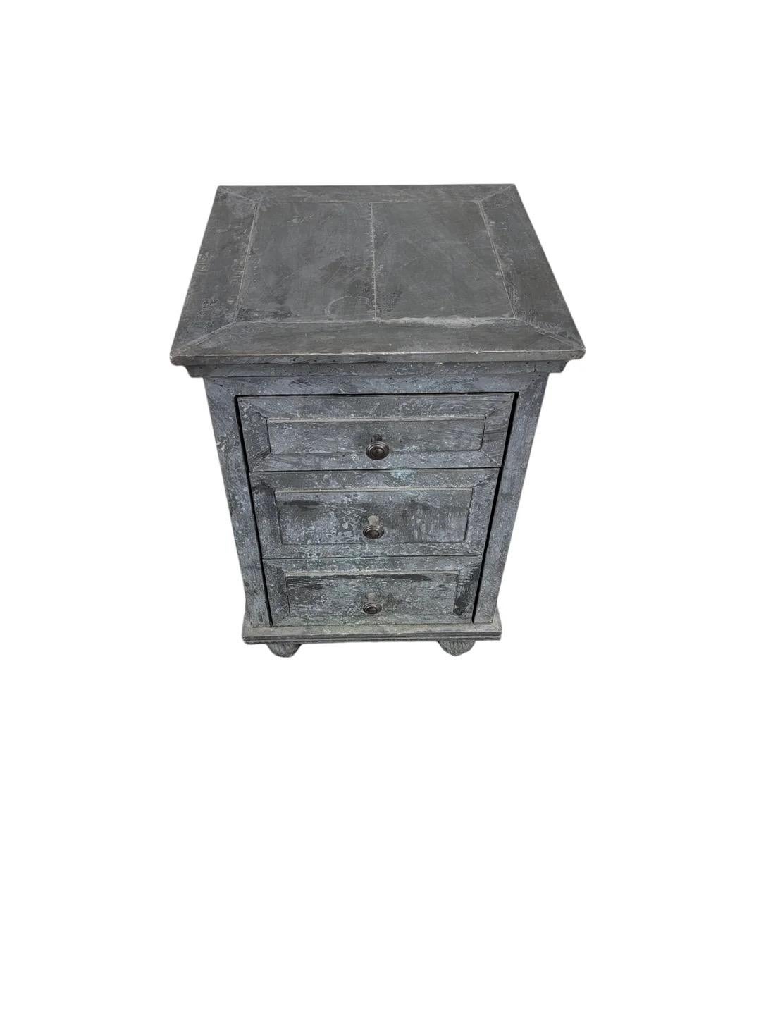 Restoration Hardware Cómoda industrial rústica de 3 cajones recubierta de cinc

La cómoda lateral de 3 cajones Restoration Hardware Rustic Industrial Zinc Wrapped combina un encanto rudo con un diseño funcional, lo que la convierte en un complemento
