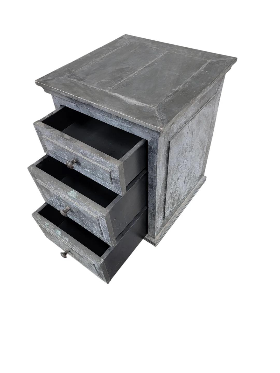 Restoration Hardware Cómoda industrial rústica de 3 cajones recubierta de cinc Desconocido en venta