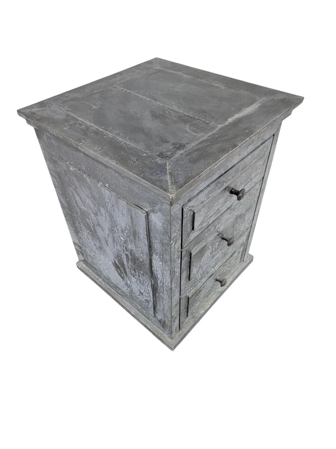 Restoration Hardware Cómoda industrial rústica de 3 cajones recubierta de cinc Cinc en venta