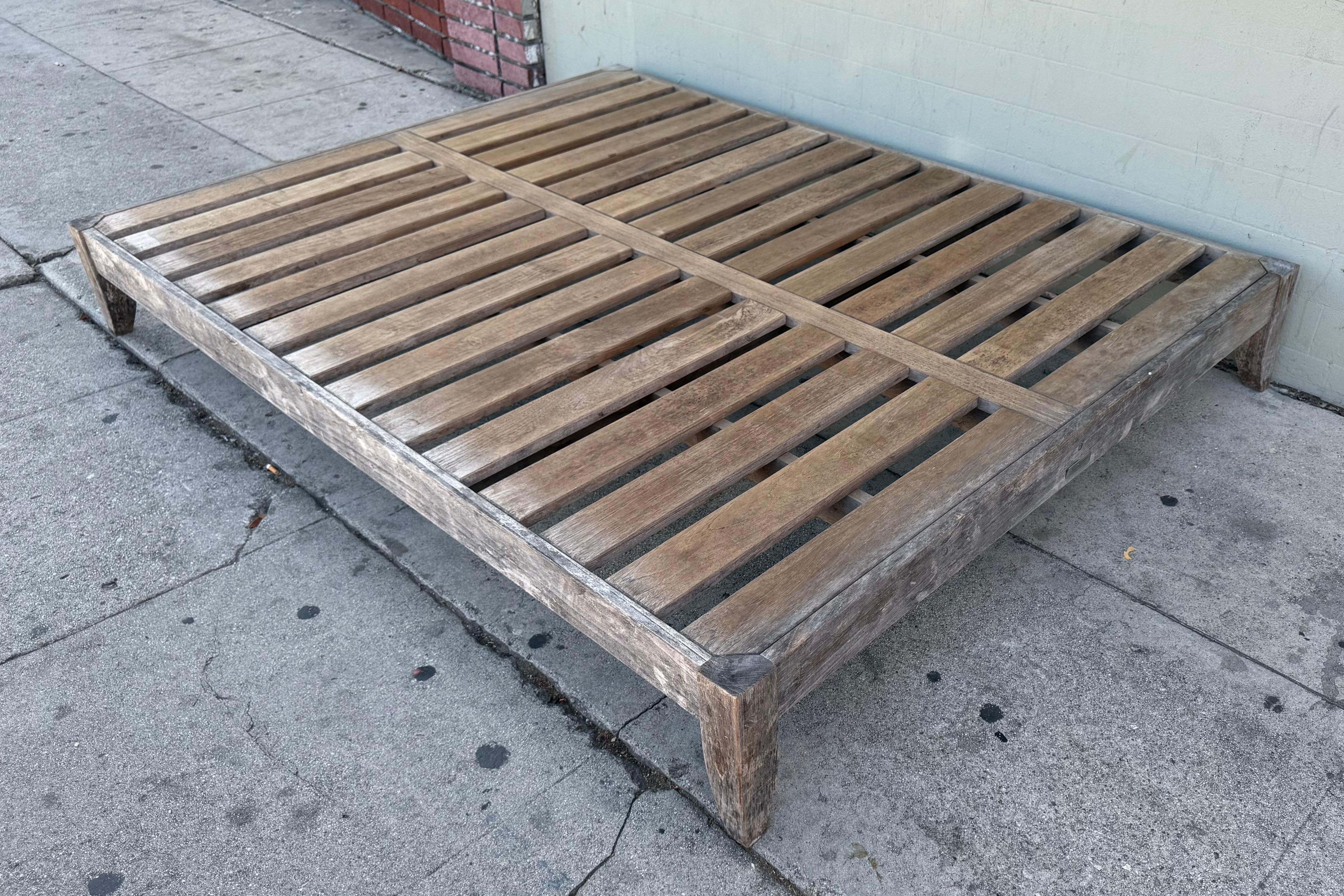 Rustique Restoration Hardware Solid Teak Outdoor Platform Base/Chaise Lounge en vente