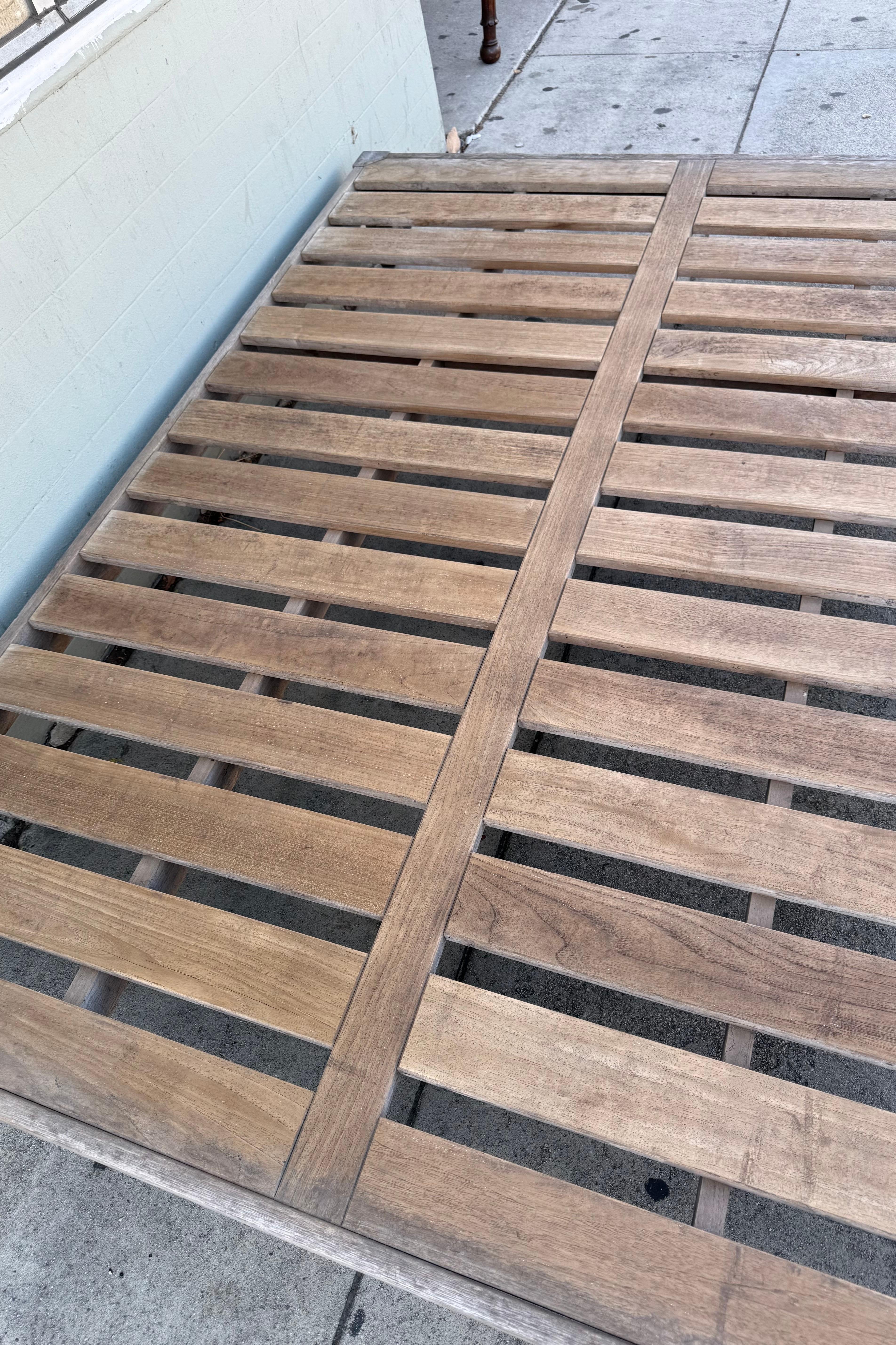 Américain Restoration Hardware Solid Teak Outdoor Platform Base/Chaise Lounge en vente