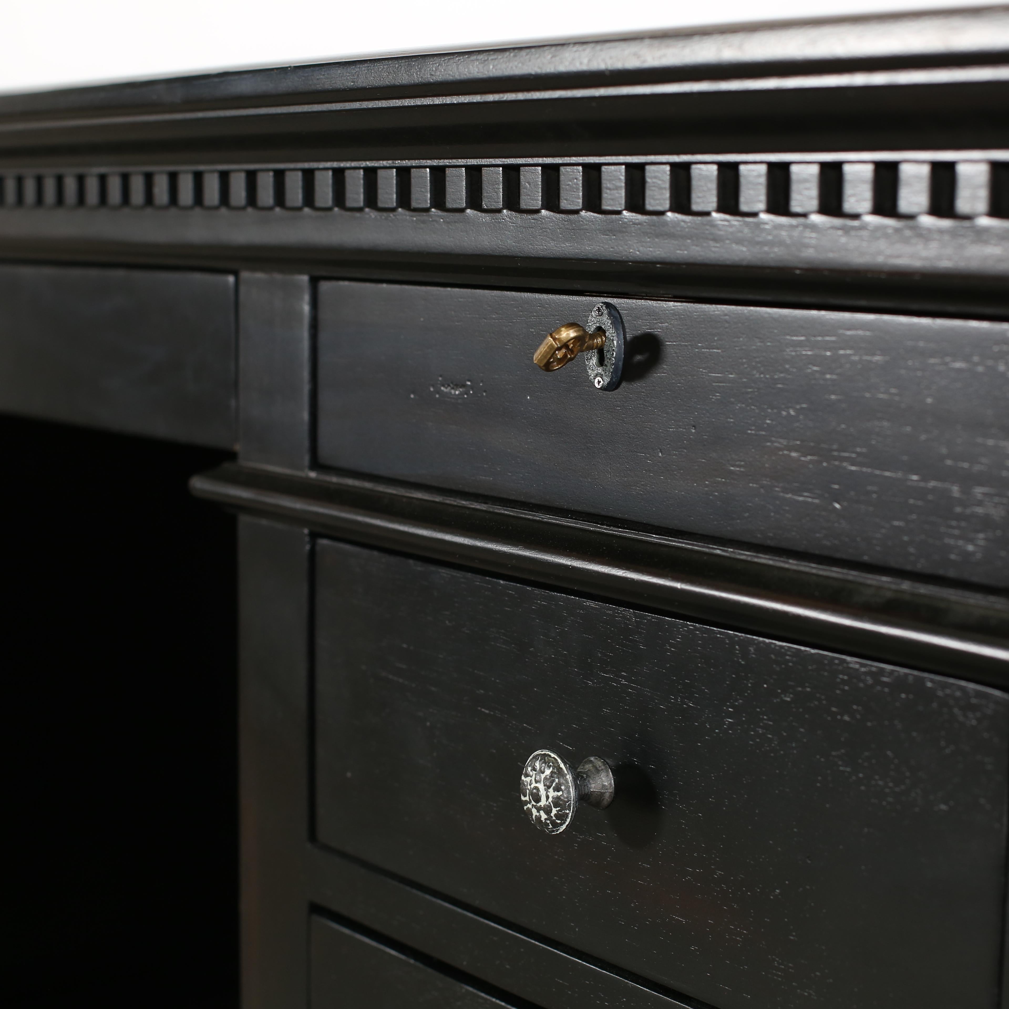 Restoration Hardware St. James Four Drawer Desk In condizioni buone in vendita a Basildon, London
