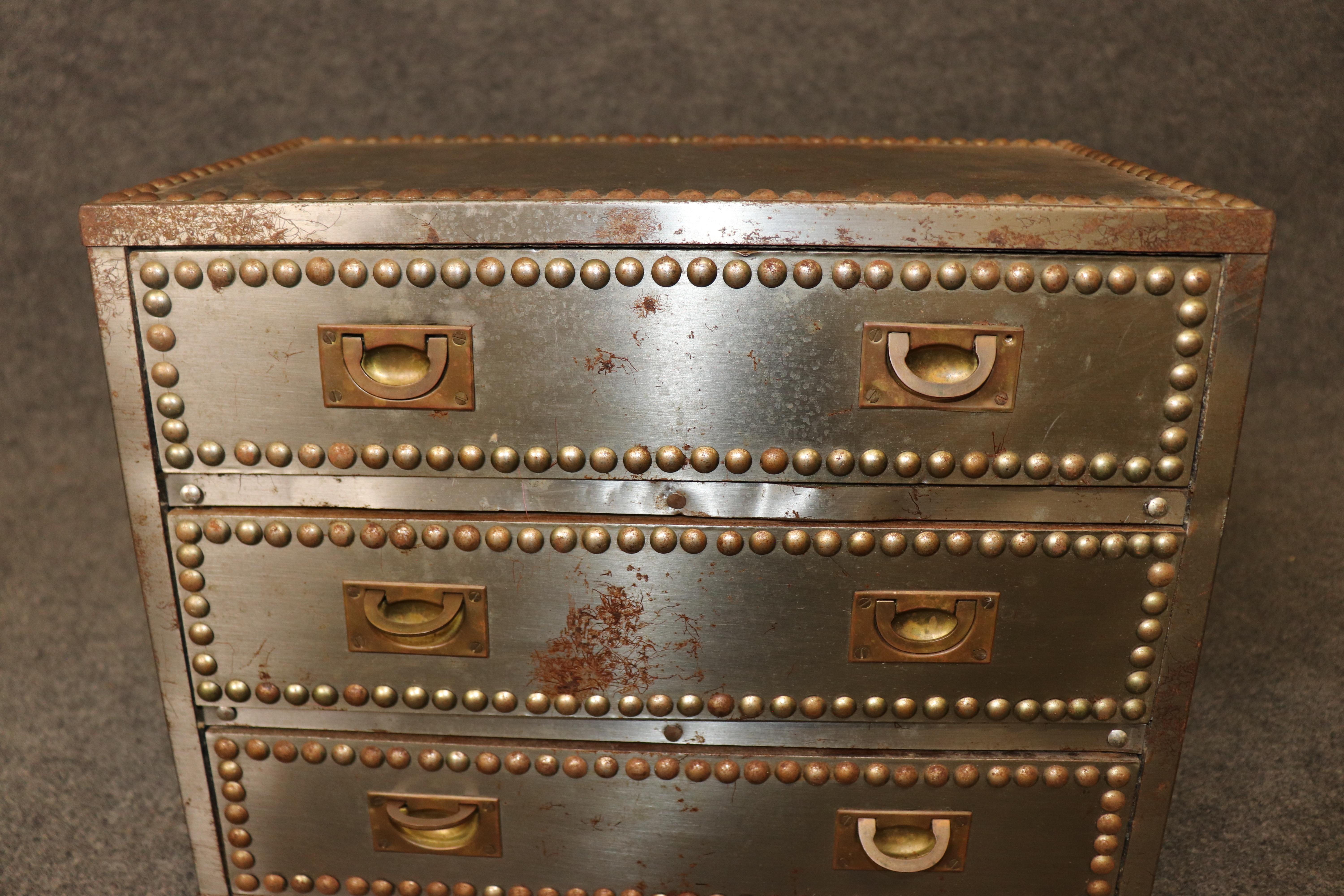 Comò a baule in metallo in stile Campaigner di Restoration Hardware in vendita 3