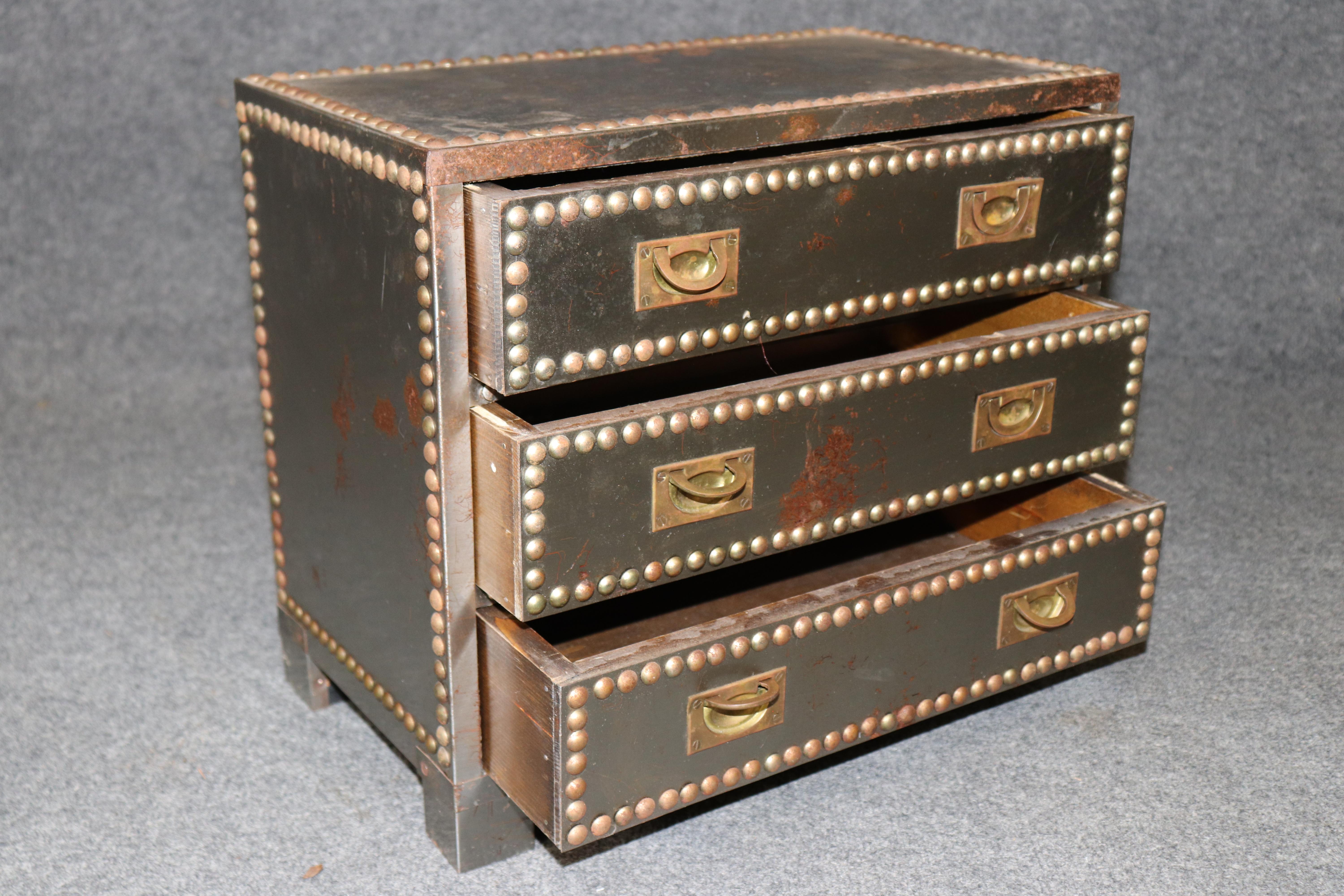Fine XX secolo Comò a baule in metallo in stile Campaigner di Restoration Hardware in vendita