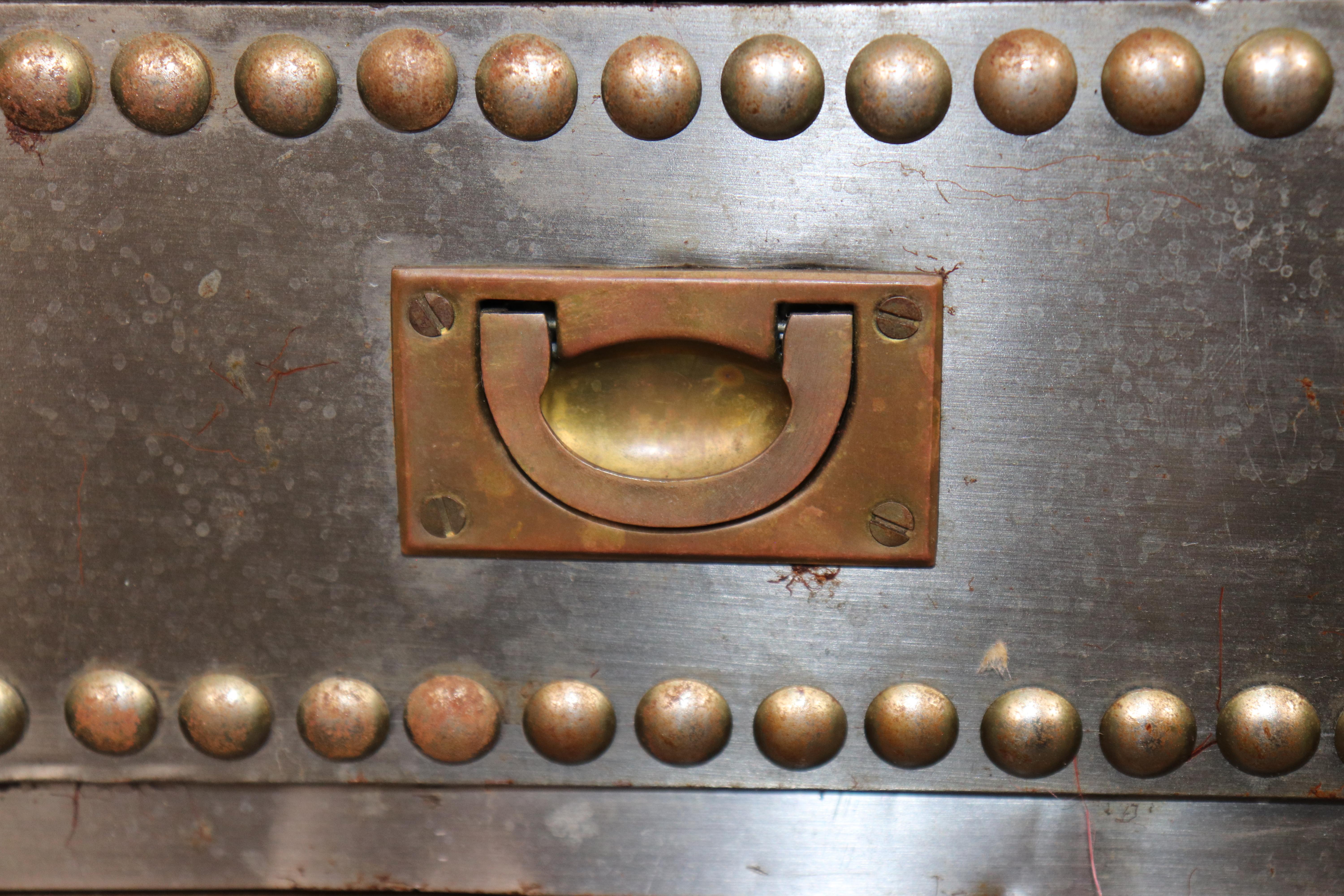 Comò a baule in metallo in stile Campaigner di Restoration Hardware in vendita 1
