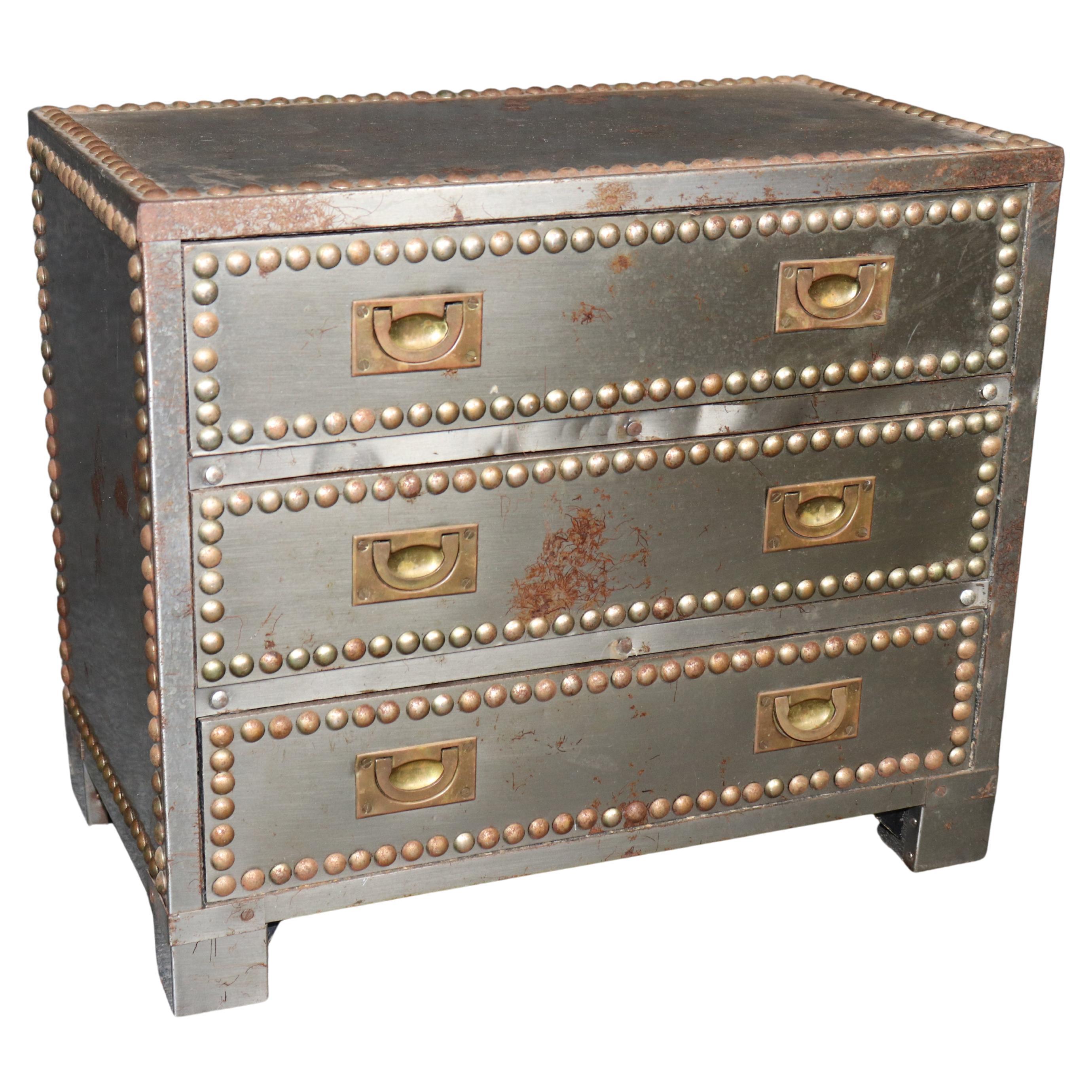 Vestiaire coffre en métal de style Campaigner de Restoration Hardware