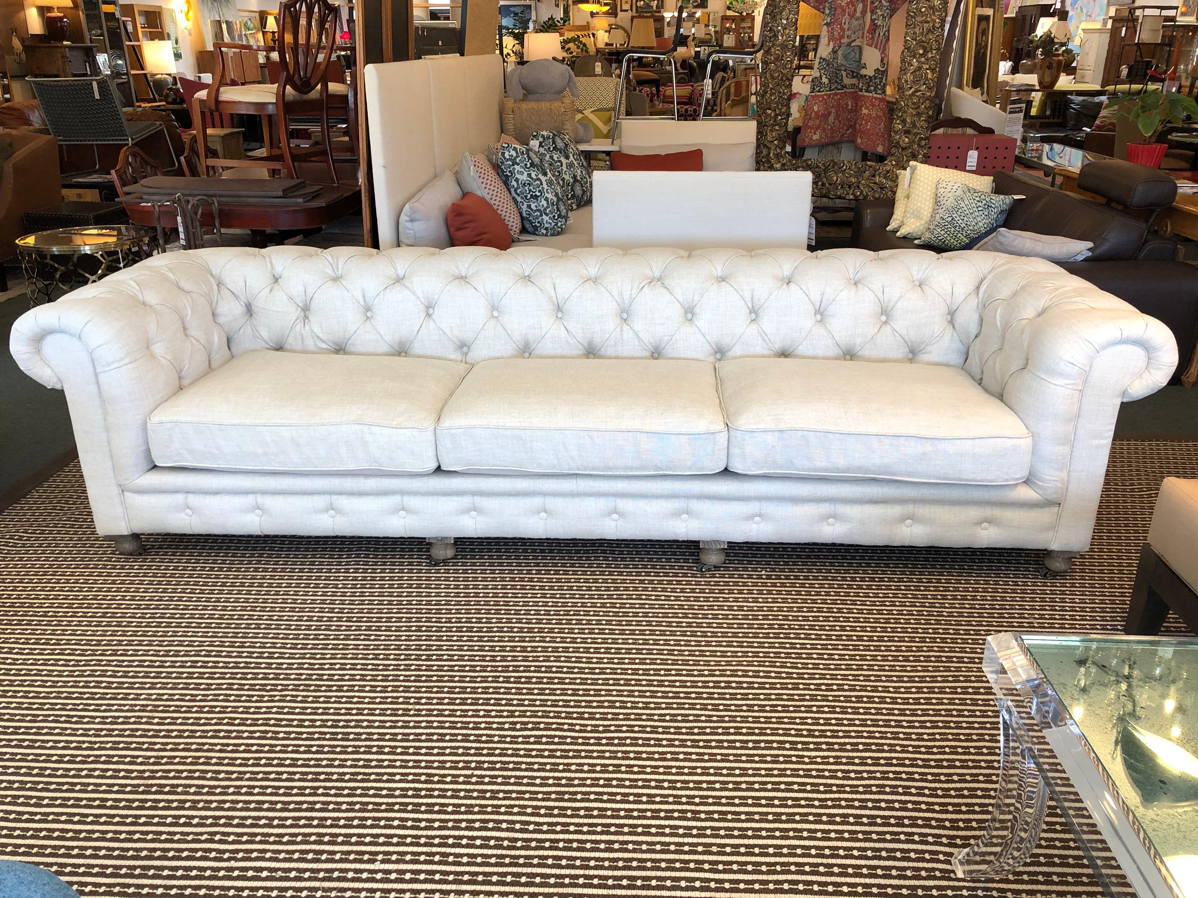 Design Plus Gallery presenta il favoloso divano Kensington di Restoration Hardware.
Disegnato da Timothy Oulton, ispirato al Chesterfield classico. La tappezzeria evoca ancora lo stile della tradizione dei grandi club per gentiluomini. Profonda