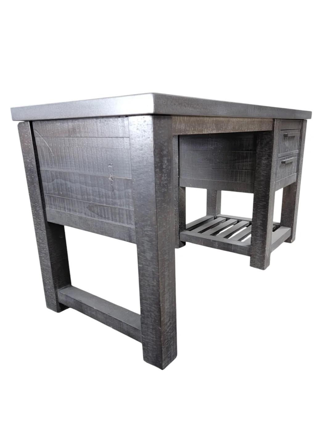 Restoration Hardware Vaughn, scrittoio in metallo rigenerato con contenitore, è un'ottima scelta. in vendita 4