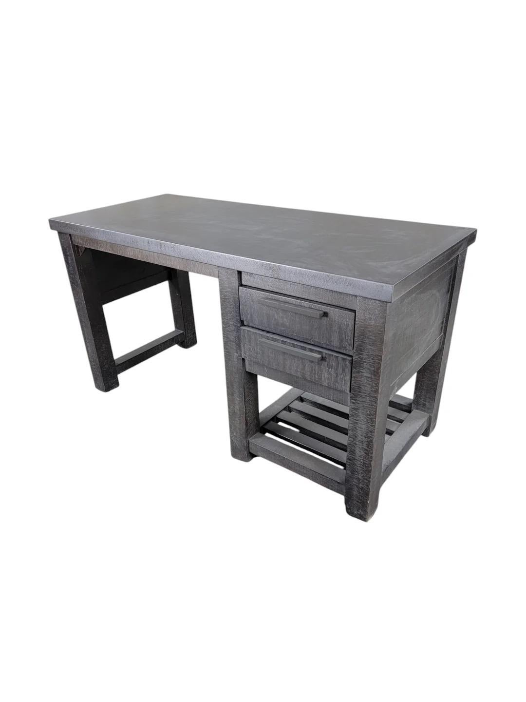 Restoration Hardware Scrivania Vaughn in metallo e legno di recupero

Lo scrittoio Vaughn Metal & Reclaimed Wood di Restoration Hardware combina il design industriale con il fascino rustico, grazie a una robusta struttura in metallo e a una