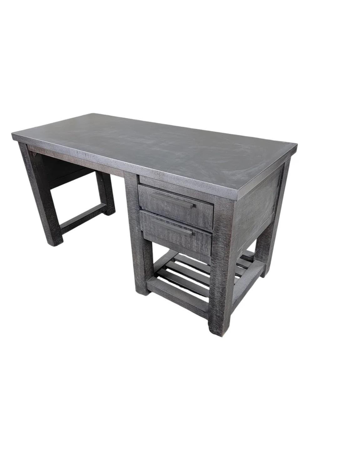 XXI secolo e contemporaneo Restoration Hardware Vaughn, scrittoio in metallo rigenerato con contenitore, è un'ottima scelta. in vendita