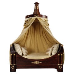Cama de época con dosel