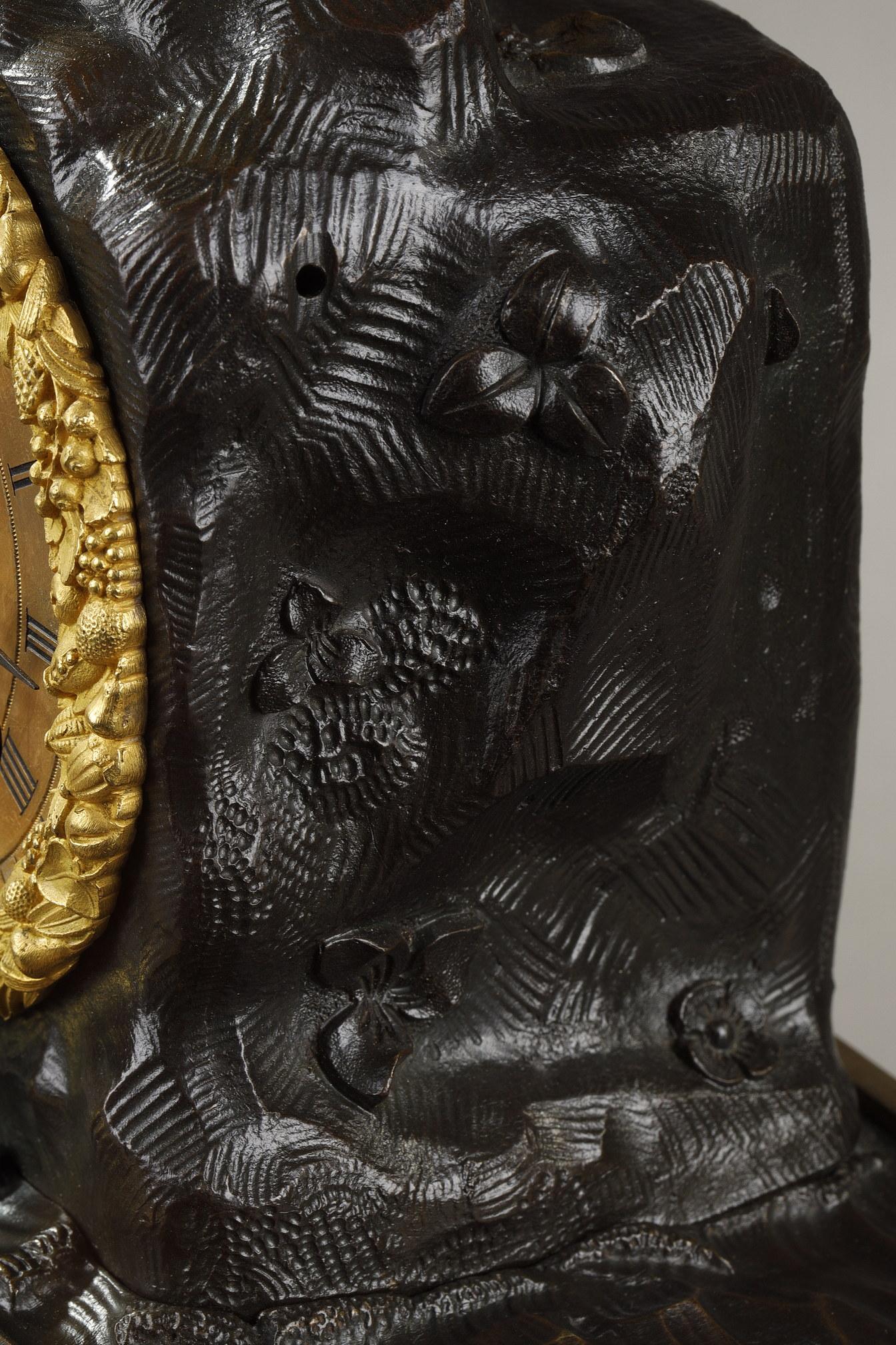 Orologio da restauro in bronzo dorato con una giovane donna in vendita 2