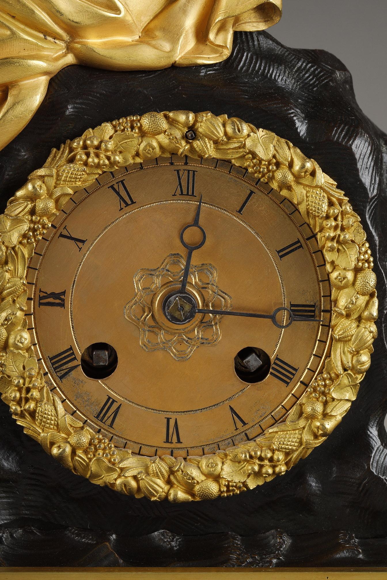Orologio da restauro in bronzo dorato con una giovane donna in vendita 3