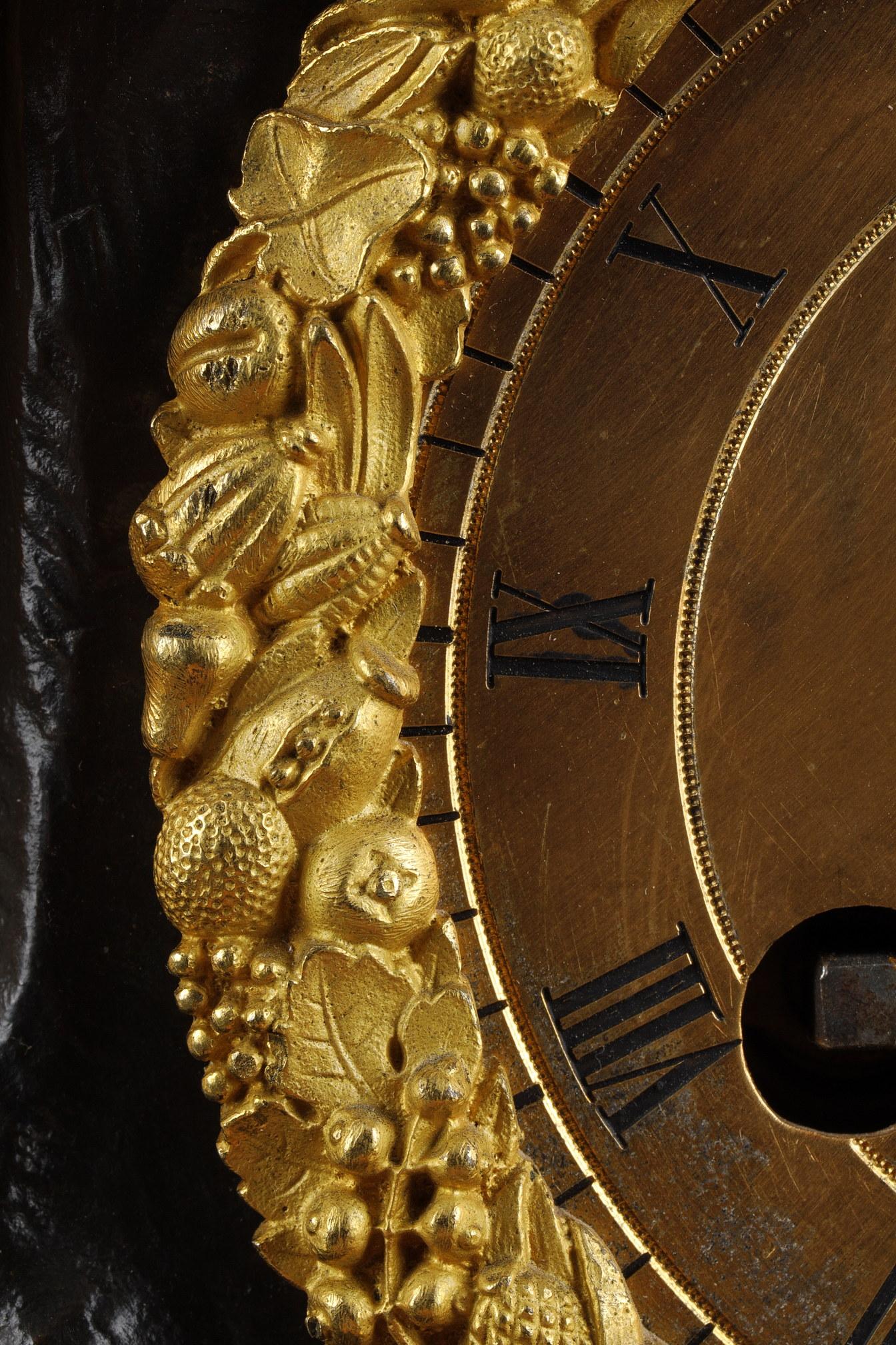 Orologio da restauro in bronzo dorato con una giovane donna in vendita 5
