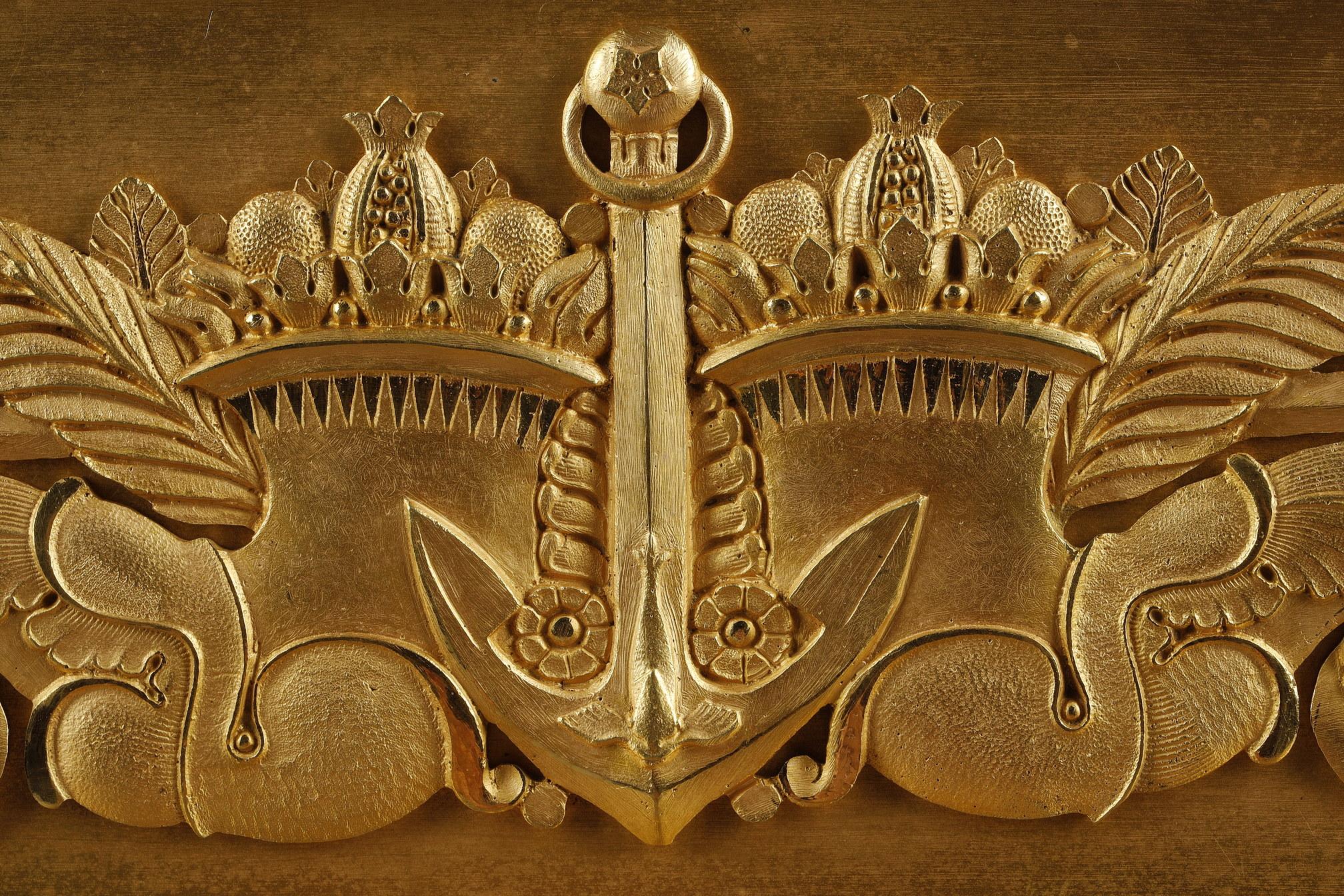 Orologio da restauro in bronzo dorato con una giovane donna in vendita 7