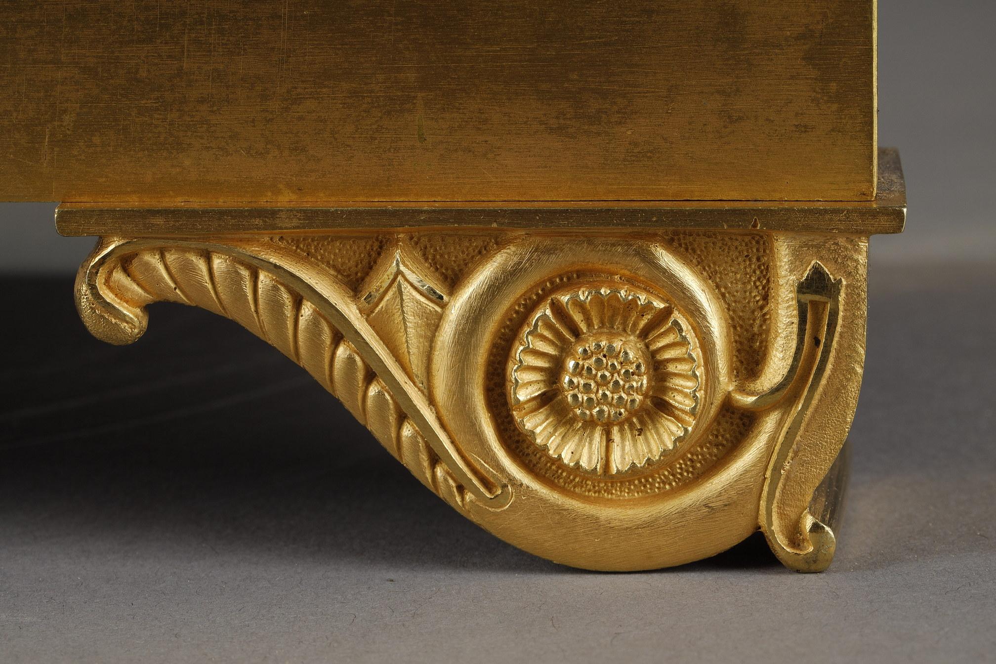 Orologio da restauro in bronzo dorato con una giovane donna in vendita 8