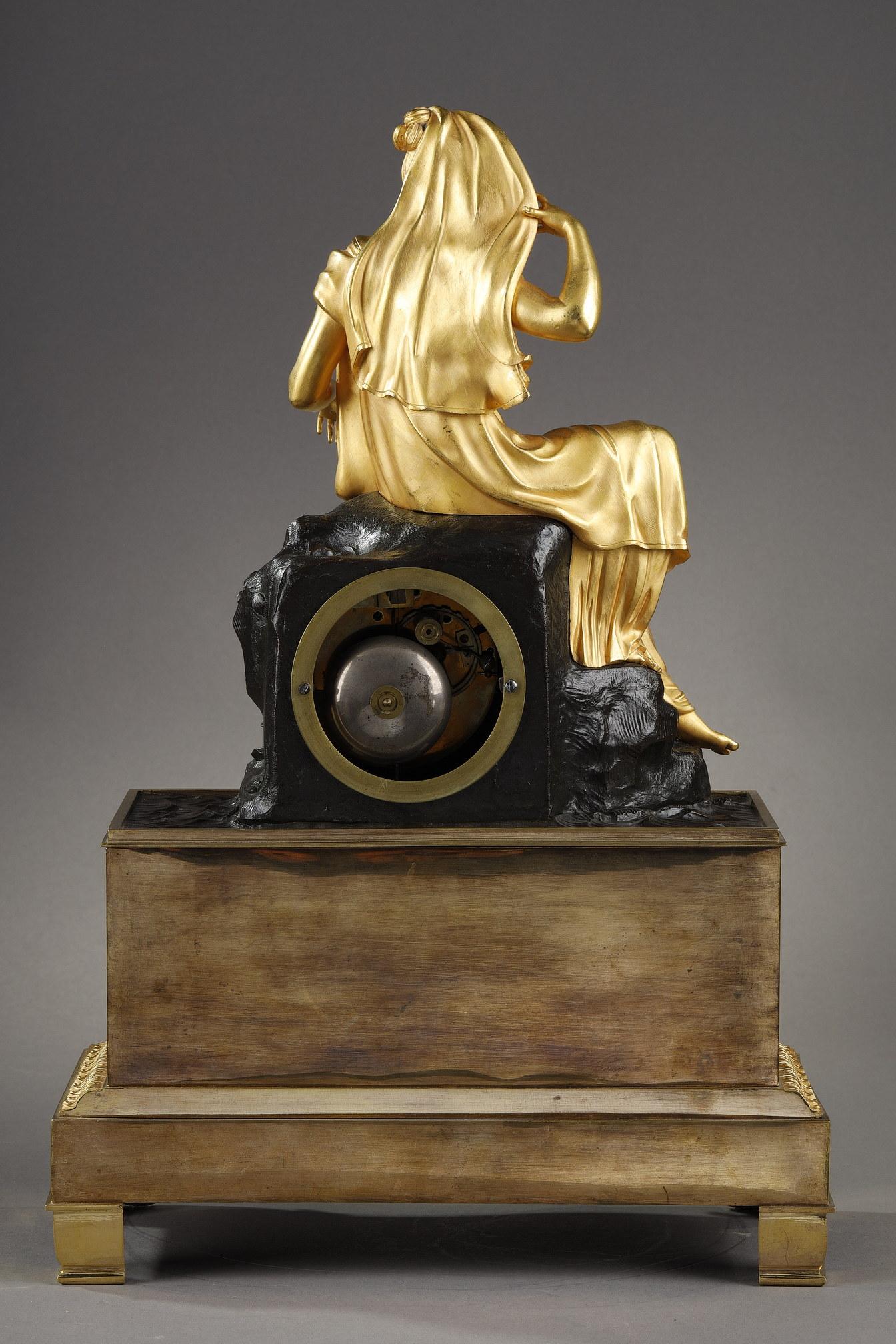 Orologio da restauro in bronzo dorato con una giovane donna in vendita 9