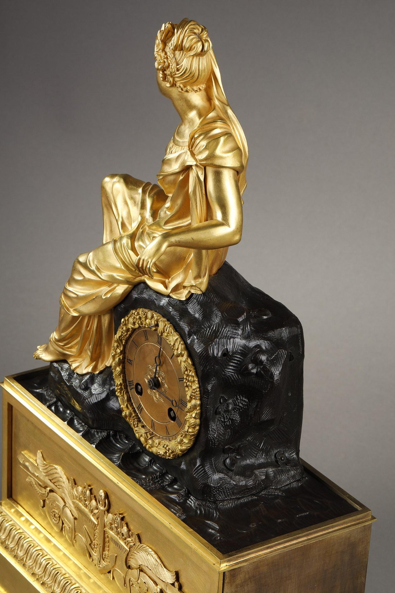 Bronzo Orologio da restauro in bronzo dorato con una giovane donna in vendita