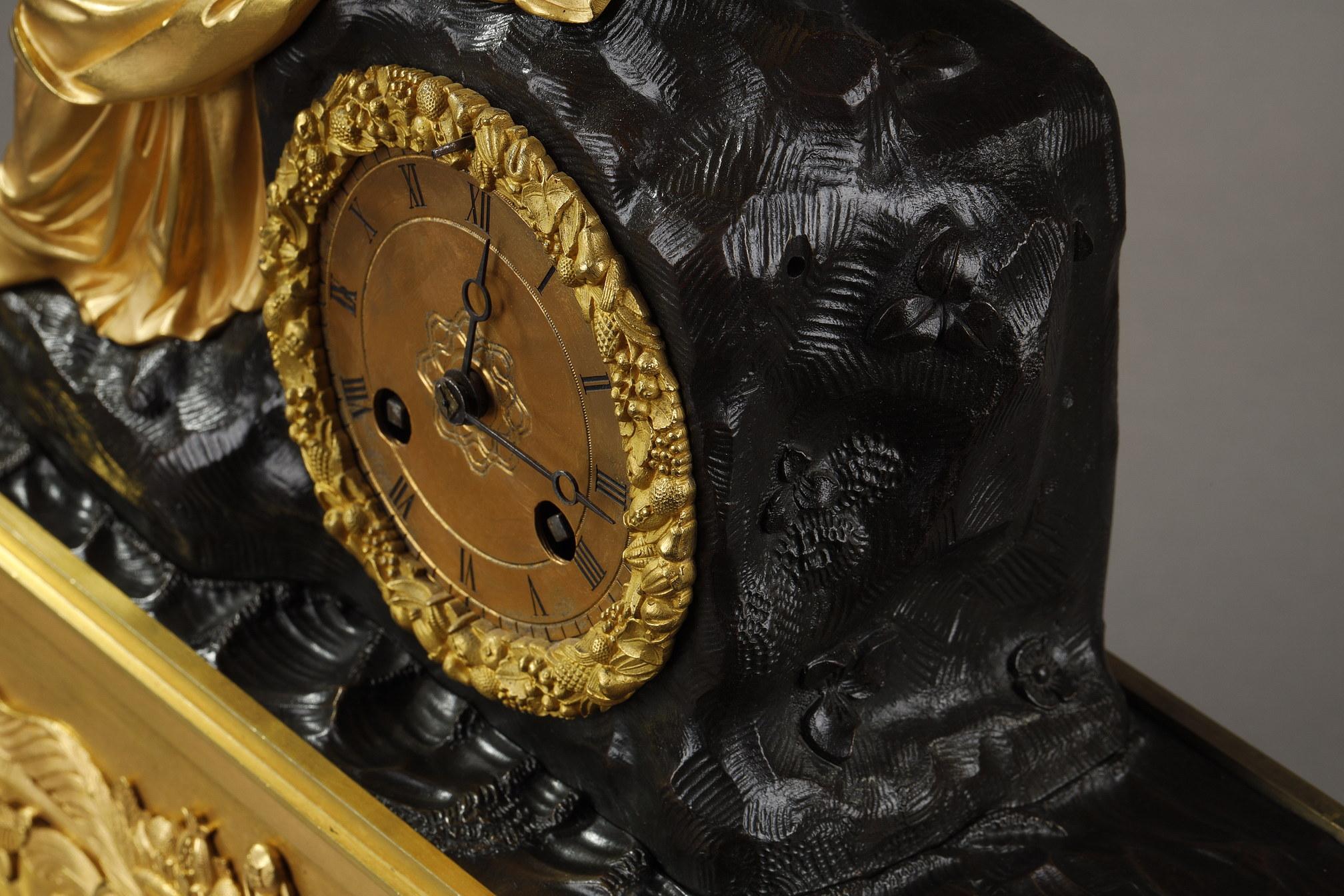 Orologio da restauro in bronzo dorato con una giovane donna in vendita 1