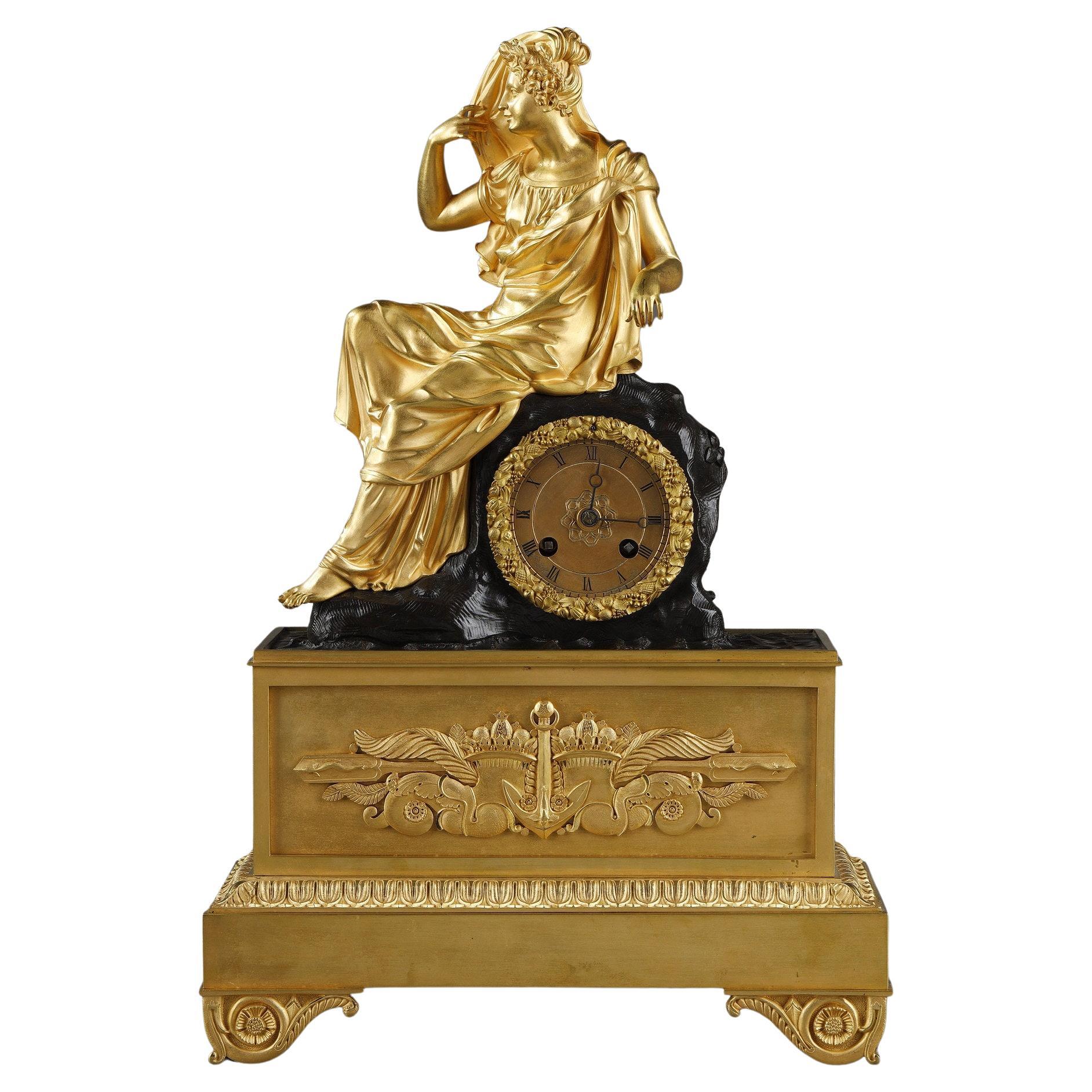 Uhr aus vergoldeter Bronze aus der Restaurationszeit mit einer jungen Frau