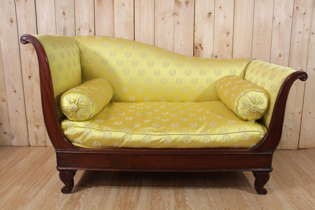 Chaiselongue aus restauriertem Furnier mit Polsterung aus gelbem Empire-Stoff mit Rankenwerk