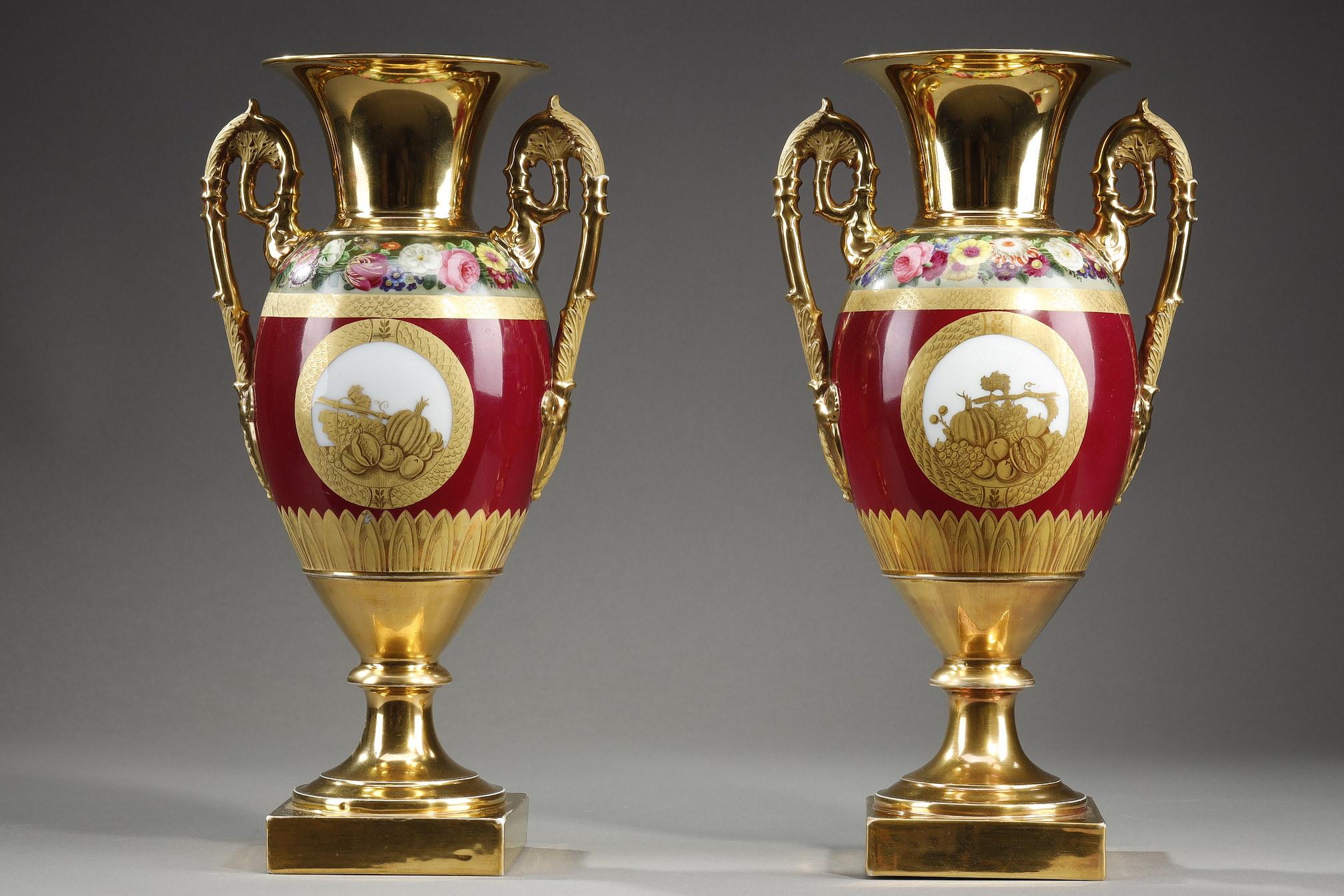 Francese Coppia di vasi in porcellana del periodo del restauro in vendita