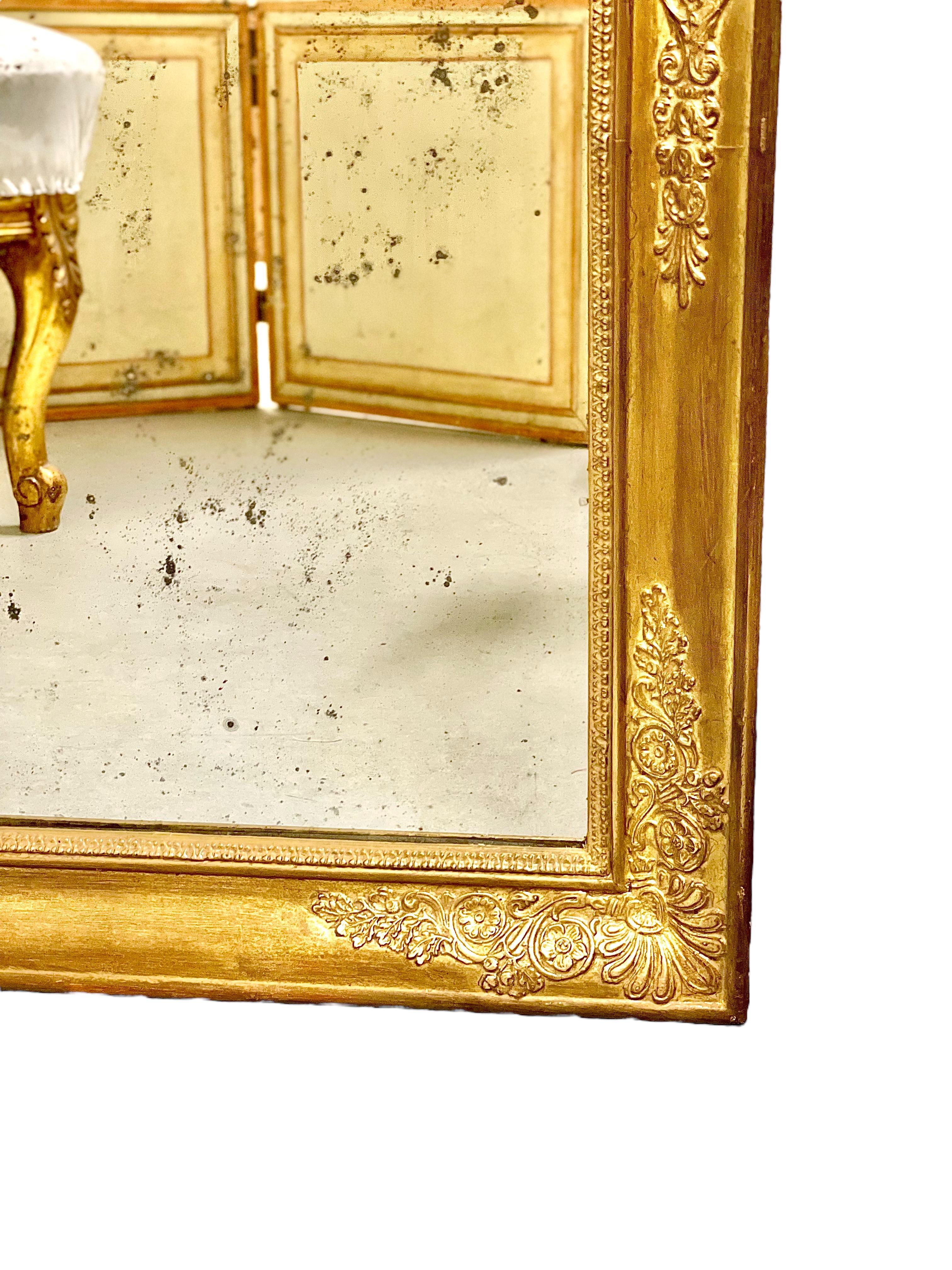Français Miroir rectangulaire néoclassique français en bois doré en vente