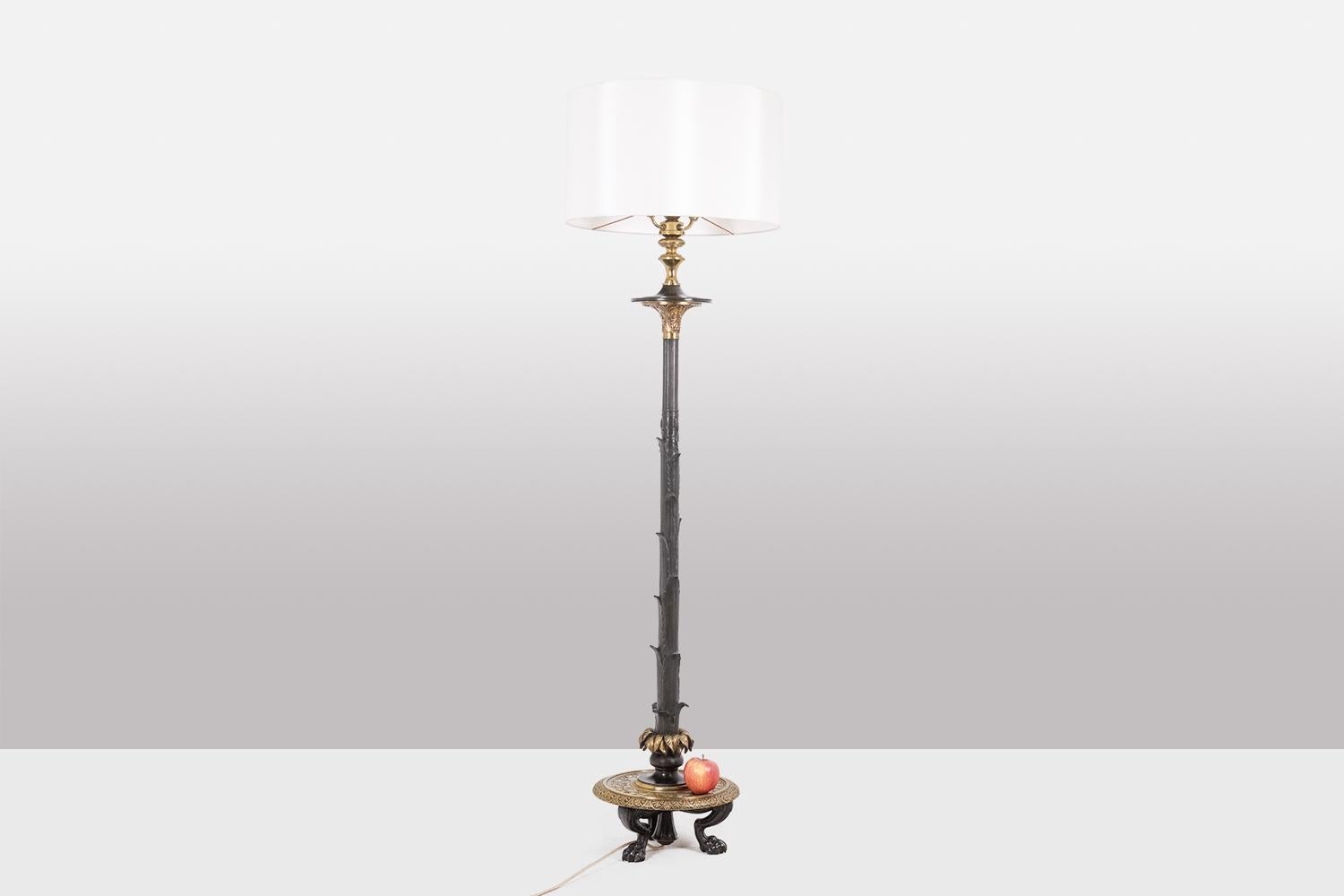 Lampadaire de style Restauration en bronze à deux patines à décor végétal, la tige striée décorée de feuilles et la base circulaire se terminant par 4 pieds griffés.

Œuvre française réalisée vers 1900.

Dimensions : H 150 x D&H 36 cm

Électricité