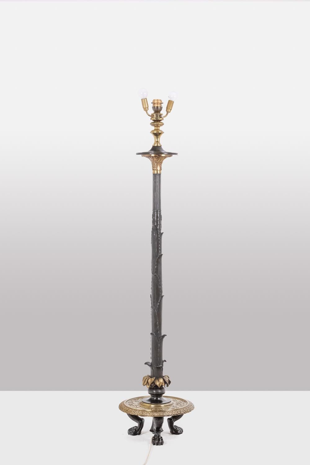 Français Lampadaire de style Restauration en bronze avec deux patines. Circa 1900. en vente